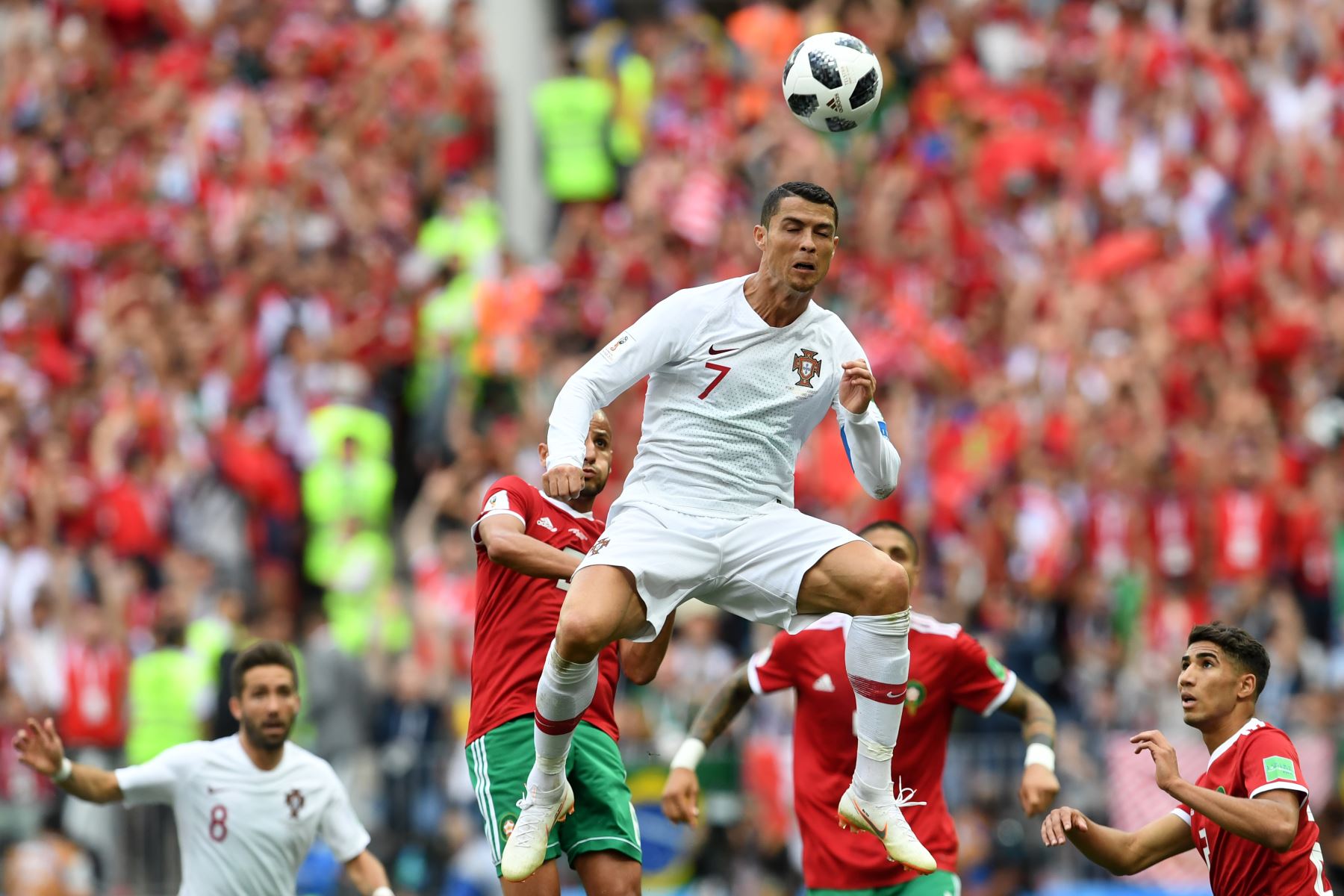 El delantero portugués Cristiano Ronaldo encabeza la pelota durante el partido de fútbol del Grupo B de la Copa Mundial Rusia 2018 entre Portugal y Marruecos en el Estadio Luzhniki de Moscú el 20 de junio de 2018. / AFP