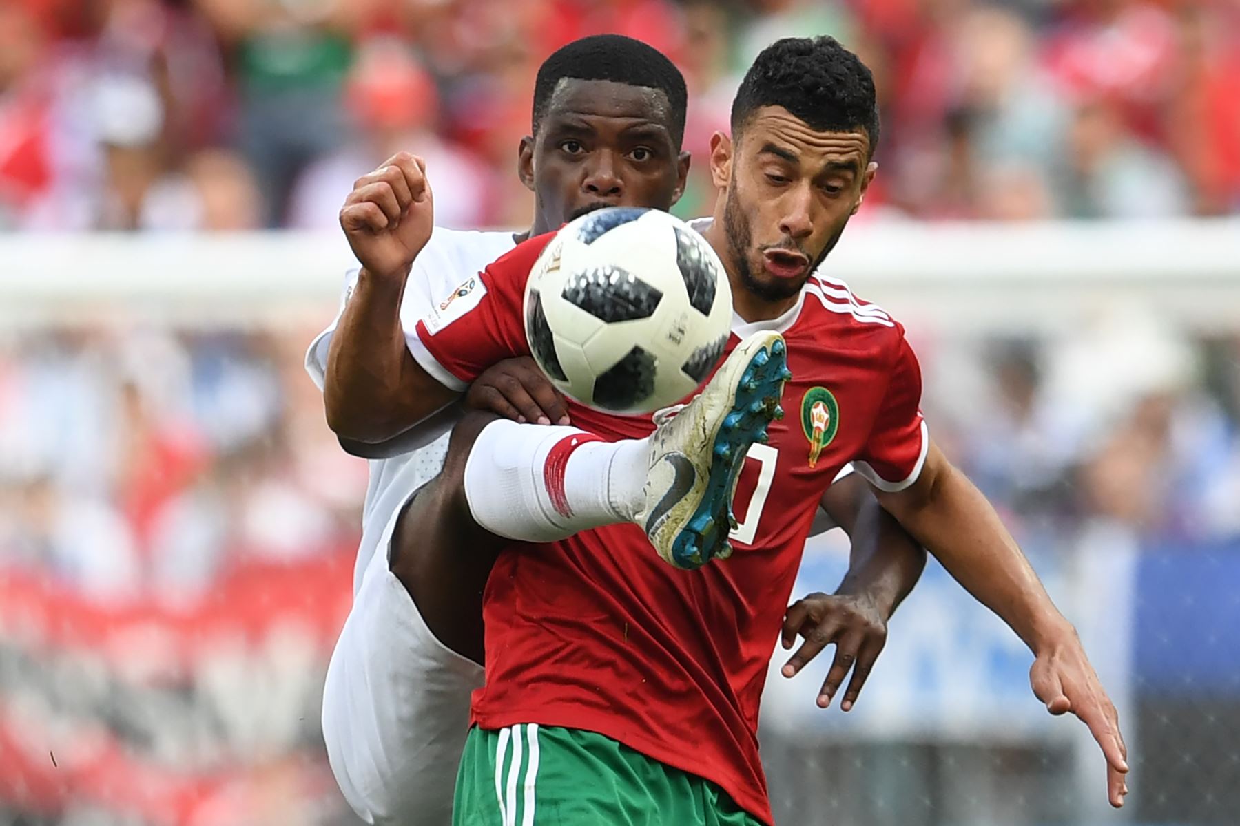 El centrocampista de Marruecos Younes Belhanda (R) compite por el balón con el mediocampista de Portugal William Carvalho durante el partido de fútbol del Grupo B de la Copa Mundial Rusia 2018 entre Portugal y Marruecos en el Estadio Luzhniki de Moscú el 20 de junio de 2018. / AFP