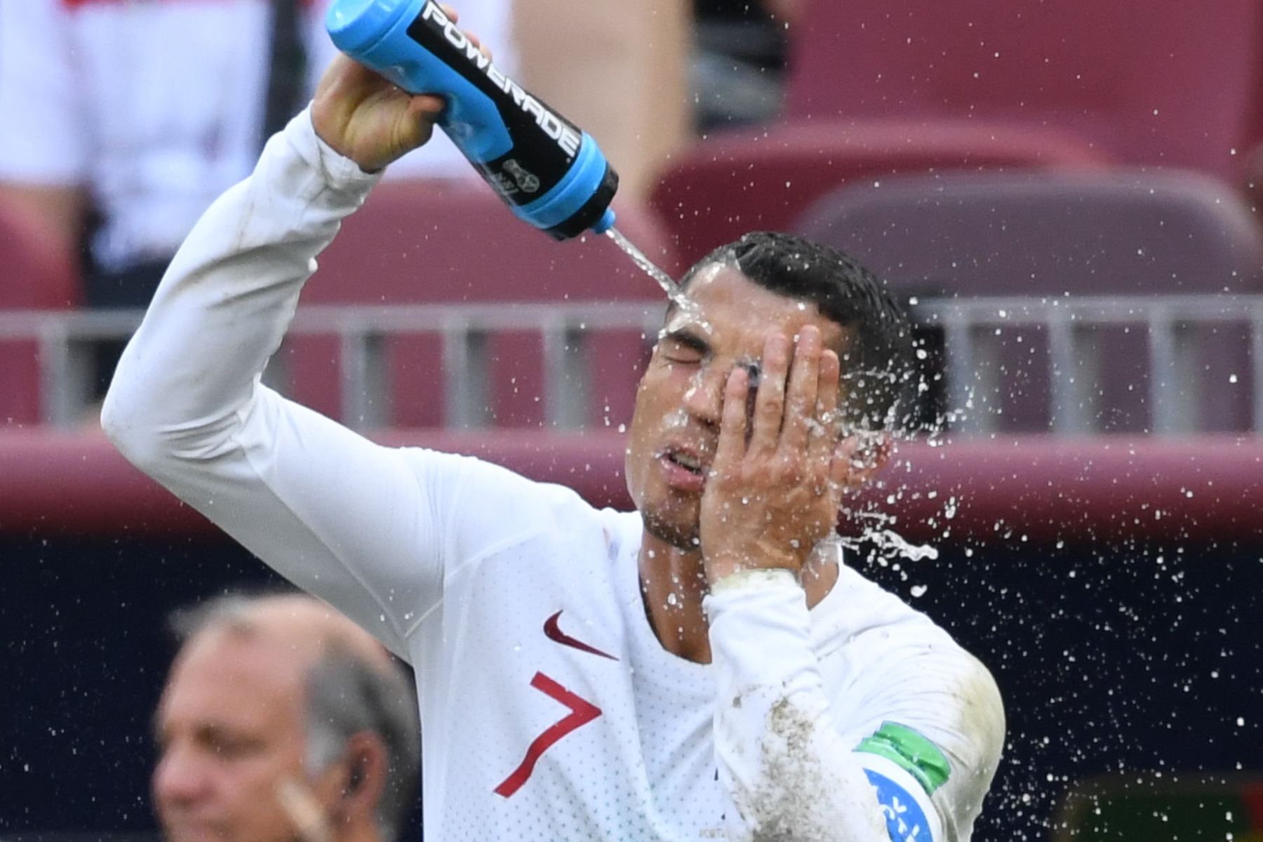 El delantero portugués Cristiano Ronaldo se cae agua en el medio tiempo durante el partido de fútbol del Grupo B Rusia 2018 entre Portugal y Marruecos en el Estadio Luzhniki de Moscú el 20 de junio de 2018. / AFP