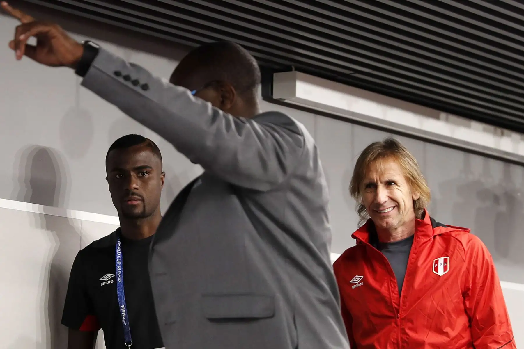 El entrenador de Perú, el argentino Ricardo Gareca y el defensa de la selección peruana Christian Ramos, llega a una rueda de prensa hoy, miércoles 20 de junio de 2018, en el estadio de Ekaterimburgo (Rusia). Perú enfrentará a Francia en partido del grupo C . Foto: EFE