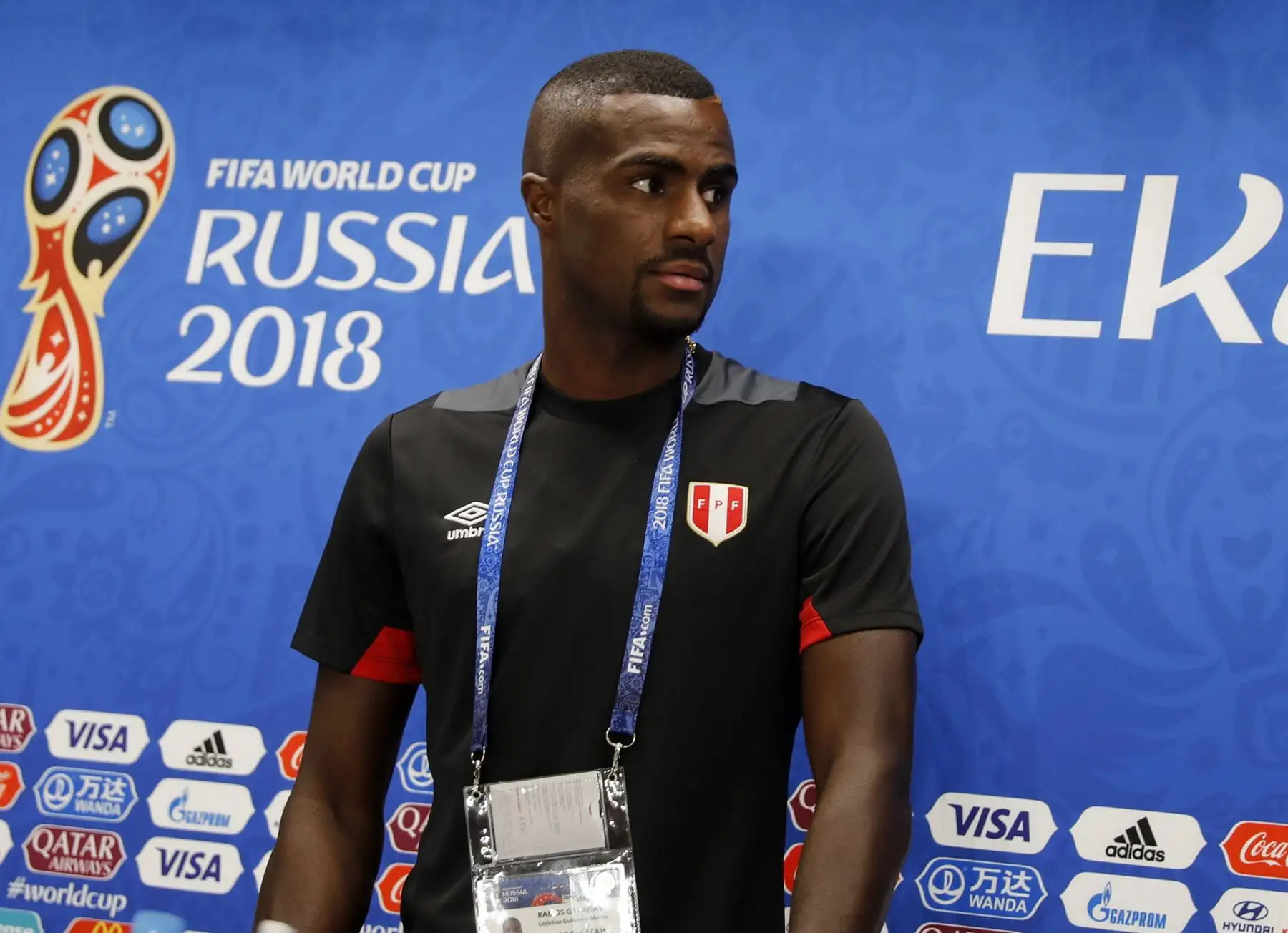 El entrenador de Perú, el argentino Ricardo Gareca y el defensa de la selección peruana Christian Ramos, llega a una rueda de prensa hoy, miércoles 20 de junio de 2018, en el estadio de Ekaterimburgo (Rusia). Perú enfrentará a Francia en partido del grupo C . Foto: EFE