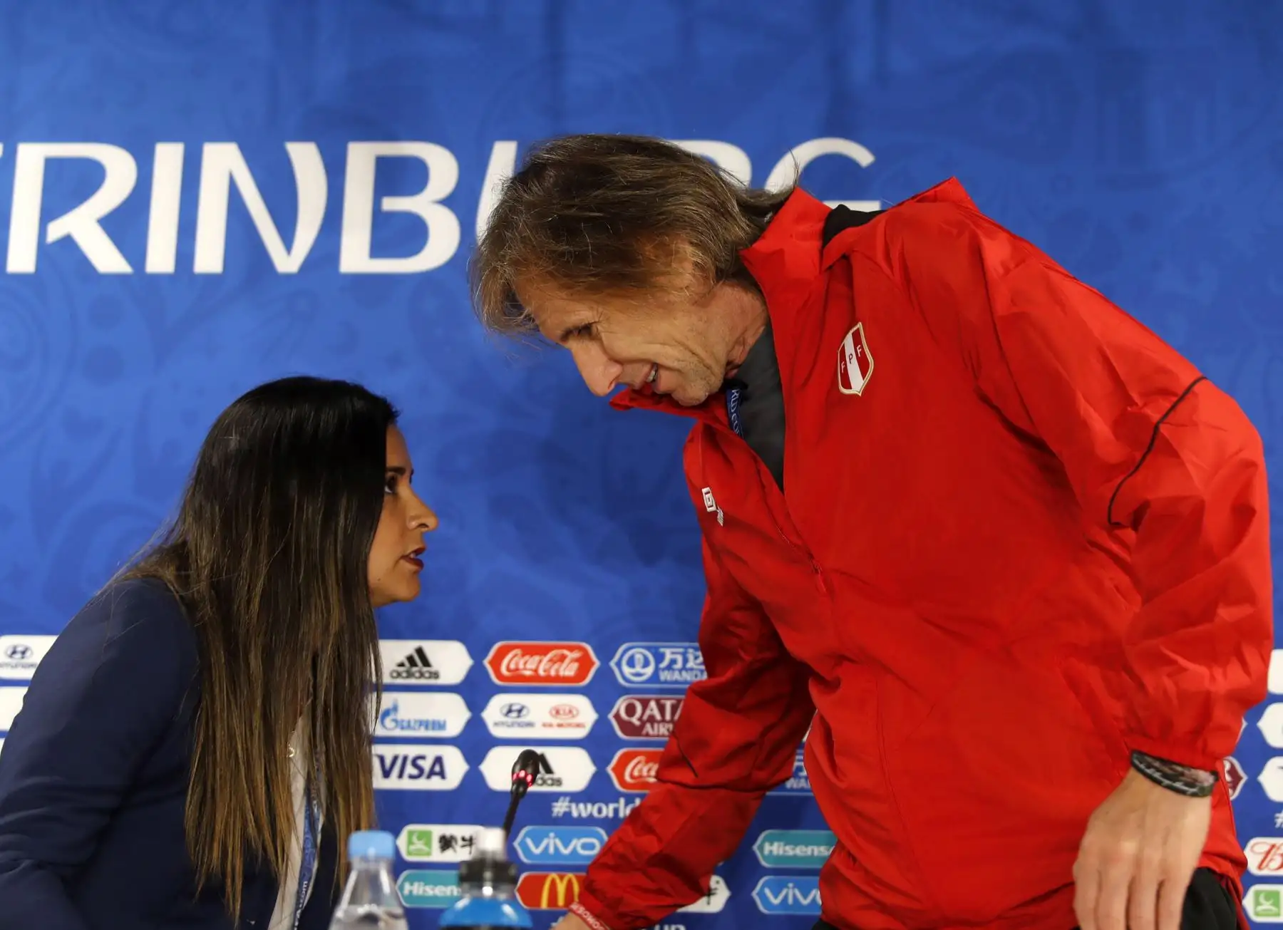 El entrenador de Perú, el argentino Ricardo Gareca y el defensa de la selección peruana Christian Ramos, llega a una rueda de prensa hoy, miércoles 20 de junio de 2018, en el estadio de Ekaterimburgo (Rusia). Perú enfrentará a Francia en partido del grupo C . Foto: EFE