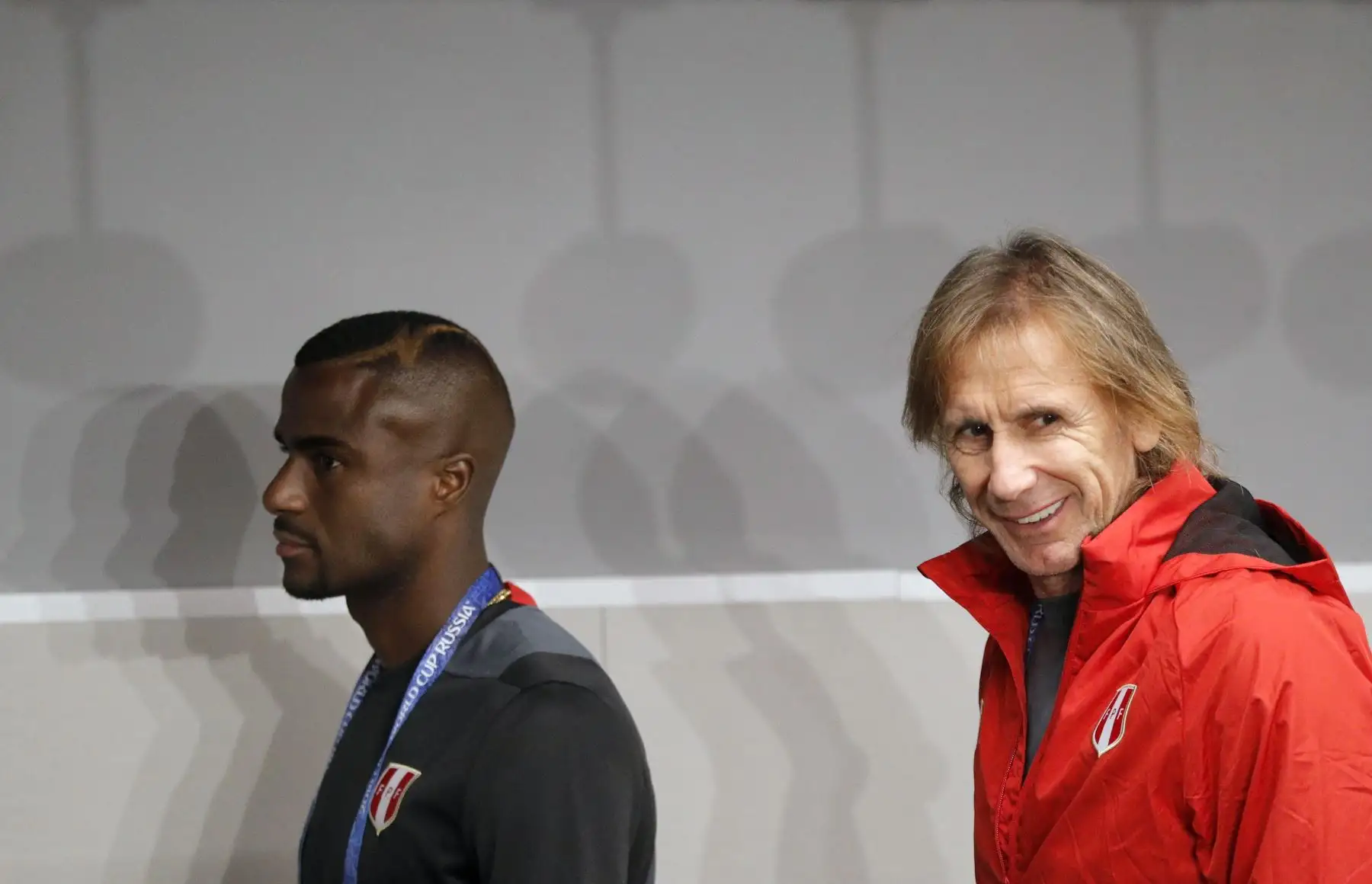 El entrenador de Perú, el argentino Ricardo Gareca y el defensa de la selección peruana Christian Ramos, llega a una rueda de prensa hoy, miércoles 20 de junio de 2018, en el estadio de Ekaterimburgo (Rusia). Perú enfrentará a Francia en partido del grupo C . Foto: EFE