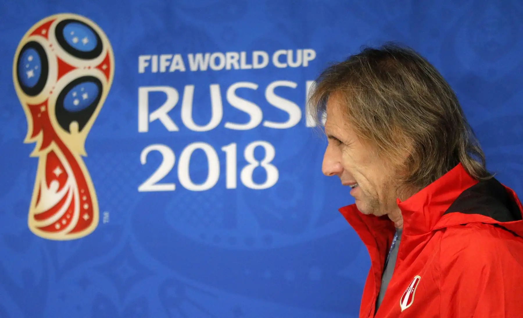 El entrenador de Perú, el argentino Ricardo Gareca y el defensa de la selección peruana Christian Ramos, llega a una rueda de prensa hoy, miércoles 20 de junio de 2018, en el estadio de Ekaterimburgo (Rusia). Perú enfrentará a Francia en partido del grupo C . Foto: EFE