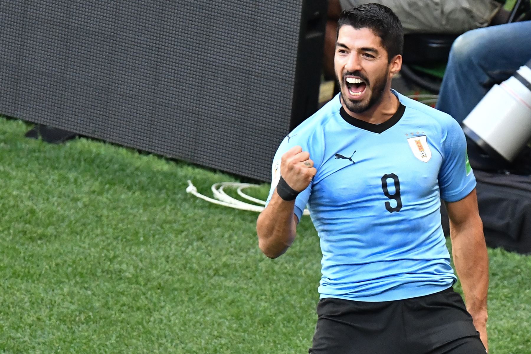 El delantero uruguayo Luis Suárez celebra después de anotar durante el partido de fútbol del Grupo A de la Copa Mundial Rusia 2018 entre Uruguay y Arabia Saudita en el Rostov Arena en Rostov-On-Don el 20 de junio de 2018. / AFP