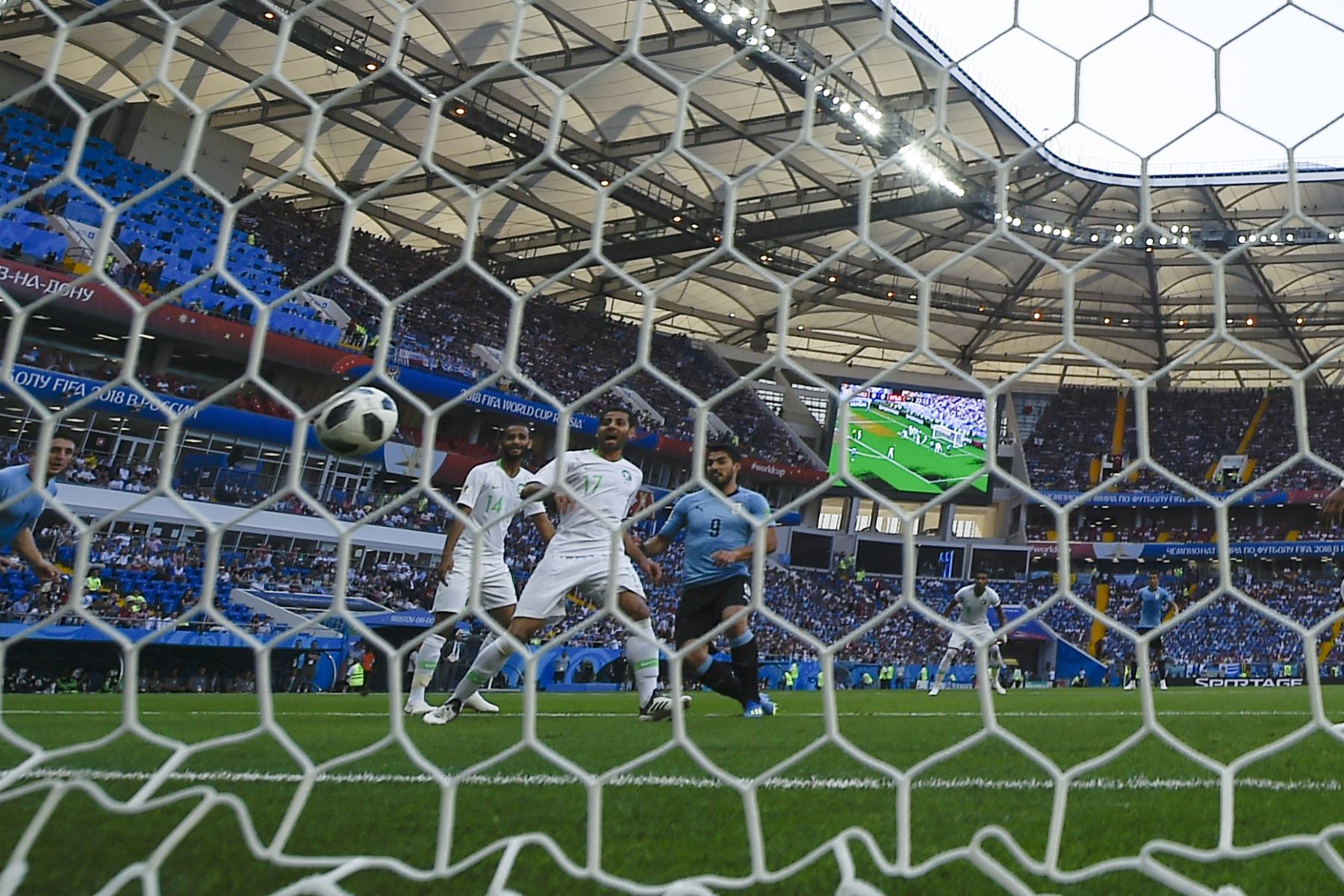 El delantero uruguayo Luis Suárez (R) marca un gol durante el partido de fútbol del Grupo A de la Copa Mundial Rusia 2018 entre Uruguay y Arabia Saudita en Rostov Arena en Rostov-On-Don el 20 de junio de 2018. / AFP