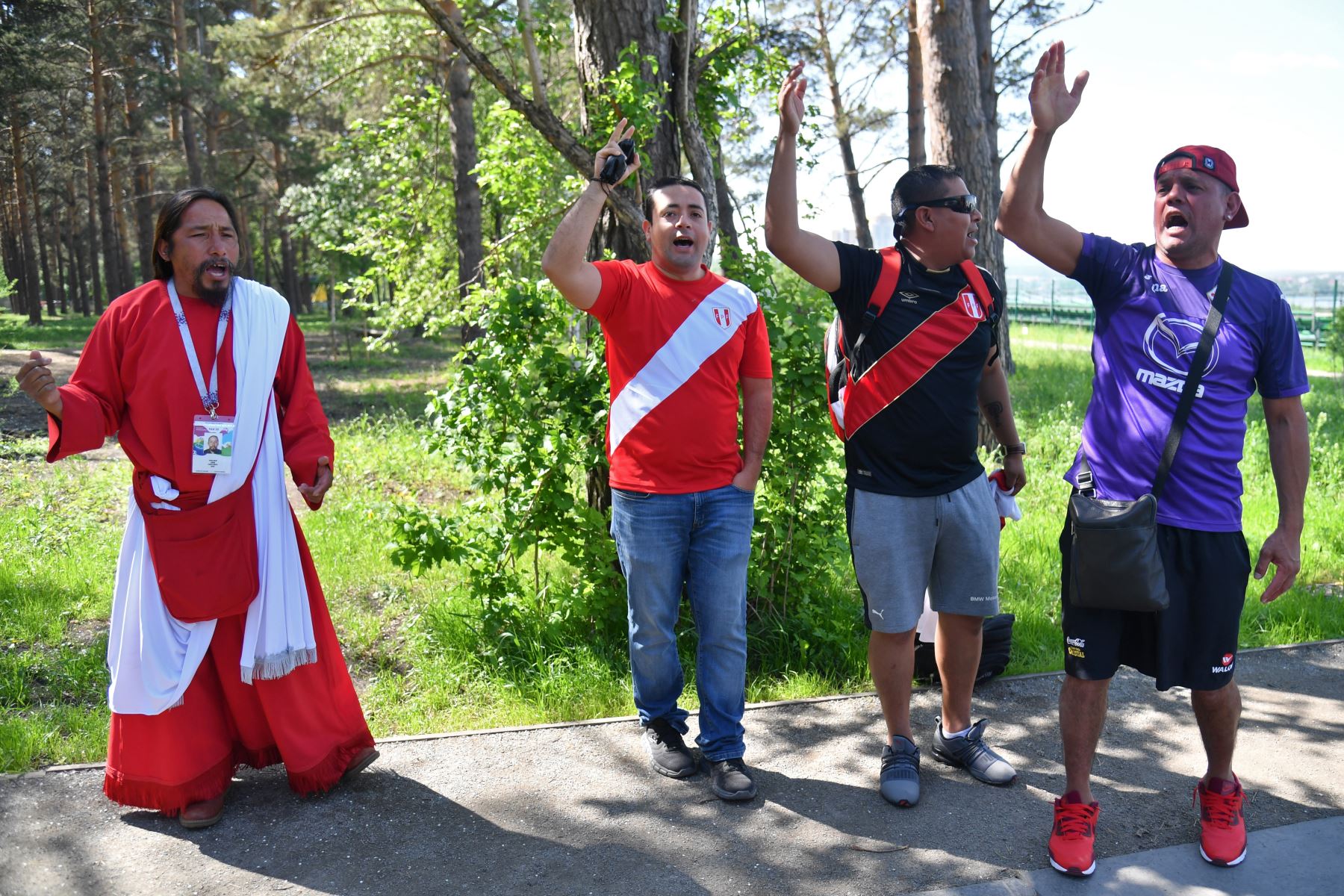Los fanáticos peruanos hacen gestos y gritan en Ekaterimburgo el 20 de junio de 2018 en la víspera del partido de fútbol del Grupo C de la Copa Mundial de la FIFA 2018, Francia contra Perú. / AFP
