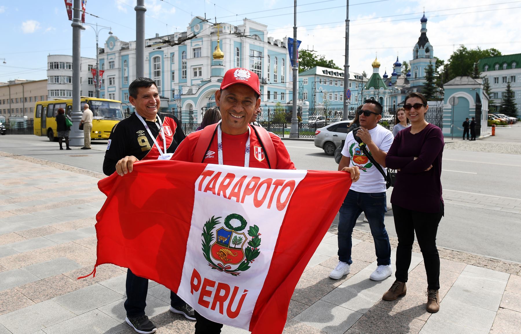Un fanático peruano muestra una bandera cerca del estadio en Ekaterimburgo el 20 de junio de 2018 en la víspera del partido entre Francia y Perú, durante el torneo de fútbol de la Copa Mundial Rusia 2018. / AFP