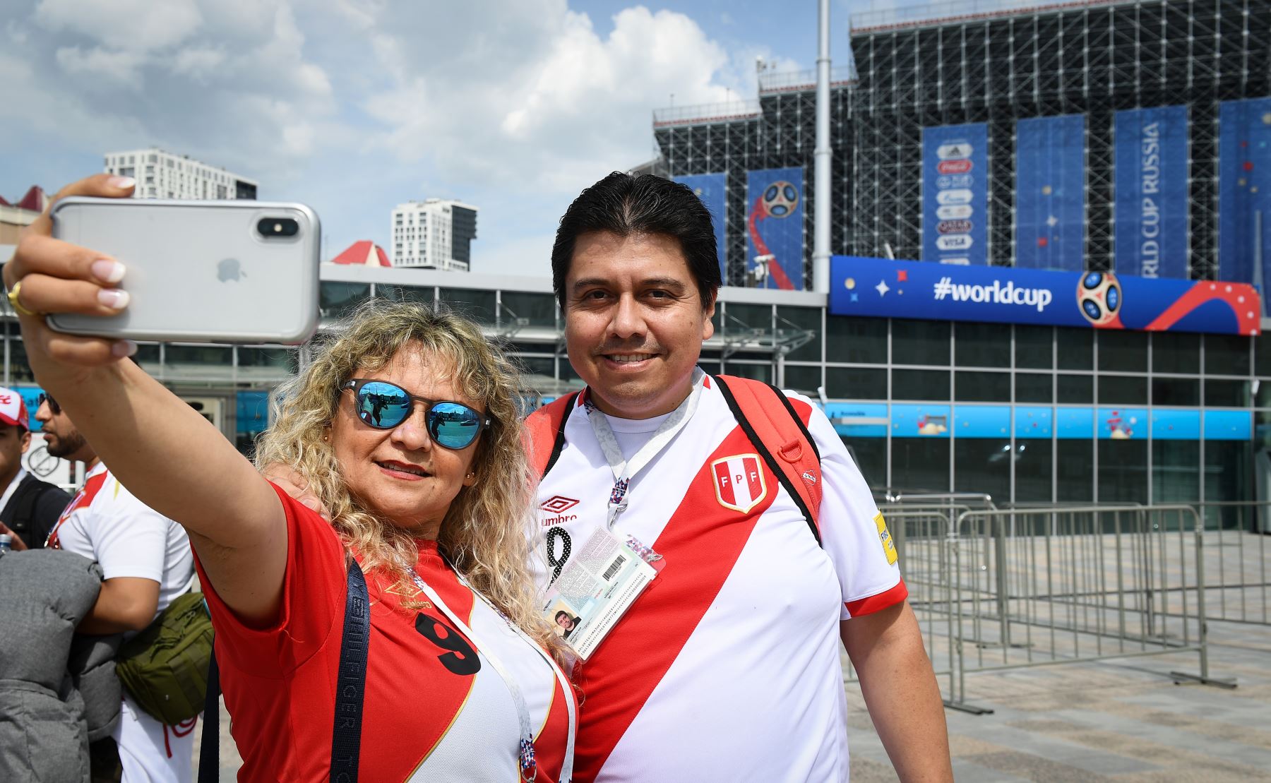 Los fanáticos peruanos se toman una selfie frente al estadio en Ekaterimburgo el 20 de junio de 2018 en la víspera del partido entre Francia y Perú, durante el torneo de fútbol de la Copa Mundial Rusia 2018. / EFE