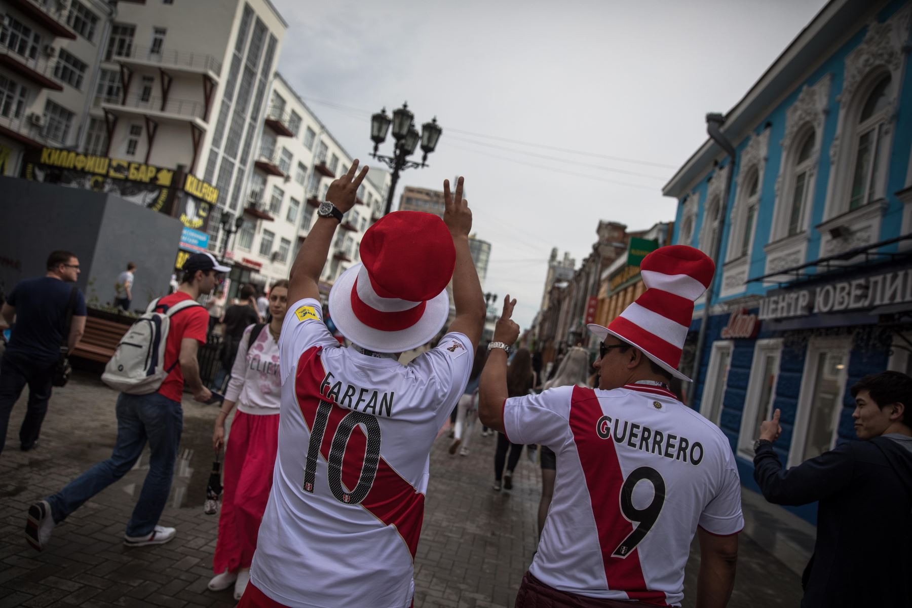 Hinchas del Perú en Ekaterimburgo, una de las ciudades sede de la Copa Mundial de la FIFA 2018, Rusia, 20 de junio de 2018. Perú enfrentará a Francia en el partido de la Copa Mundial de la FIFA 2018 . EFE