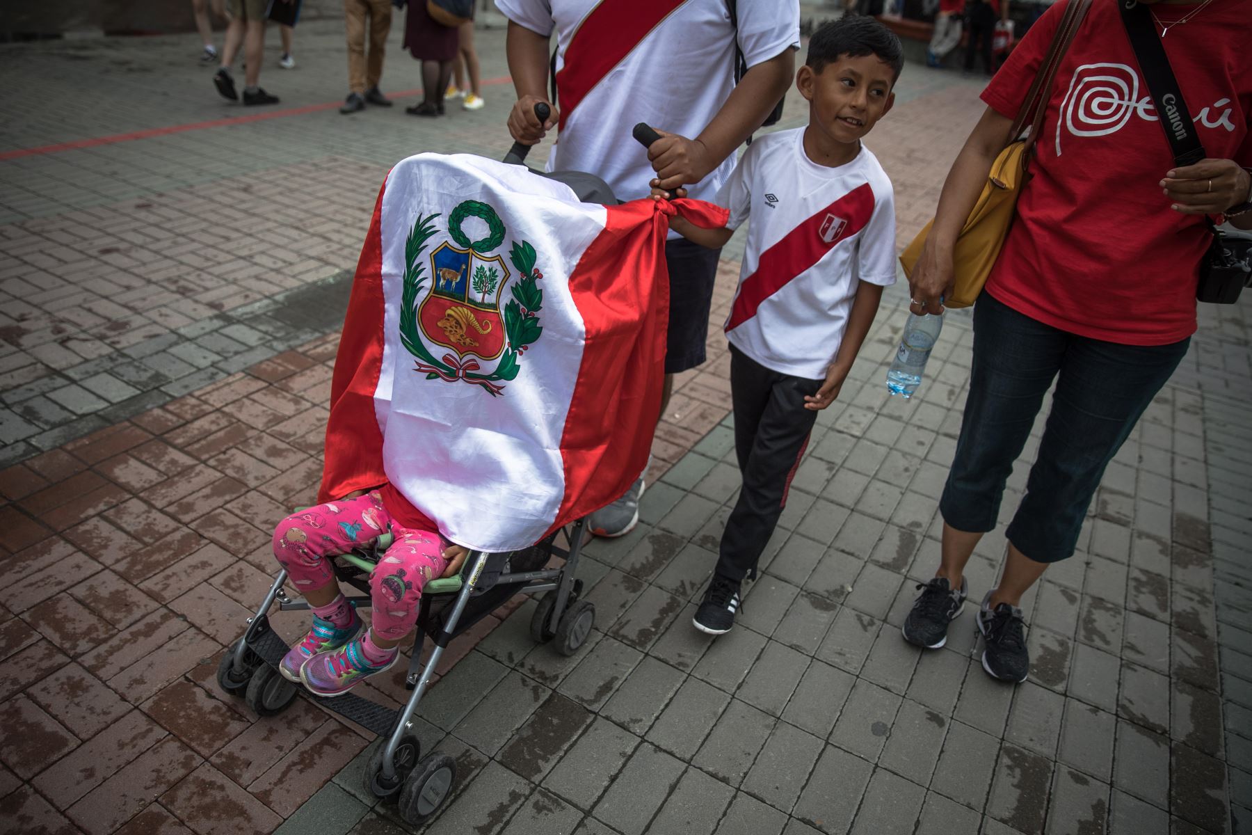 Un joven aficionado de Perú camina en la calle con sus padres en Ekaterimburgo, una de las ciudades anfitrionas de la Copa Mundial de la FIFA 2018, Rusia, el 20 de junio de 2018. EFE