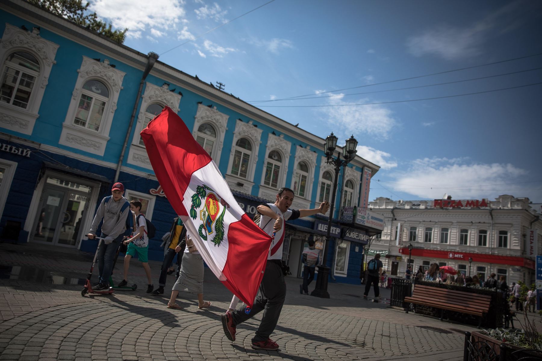 Hinchas del Perú en Ekaterimburgo, una de las ciudades sede de la Copa Mundial de la FIFA 2018, Rusia, 20 de junio de 2018. Perú enfrentará a Francia en el partido de la Copa Mundial de la FIFA 2018. AFP