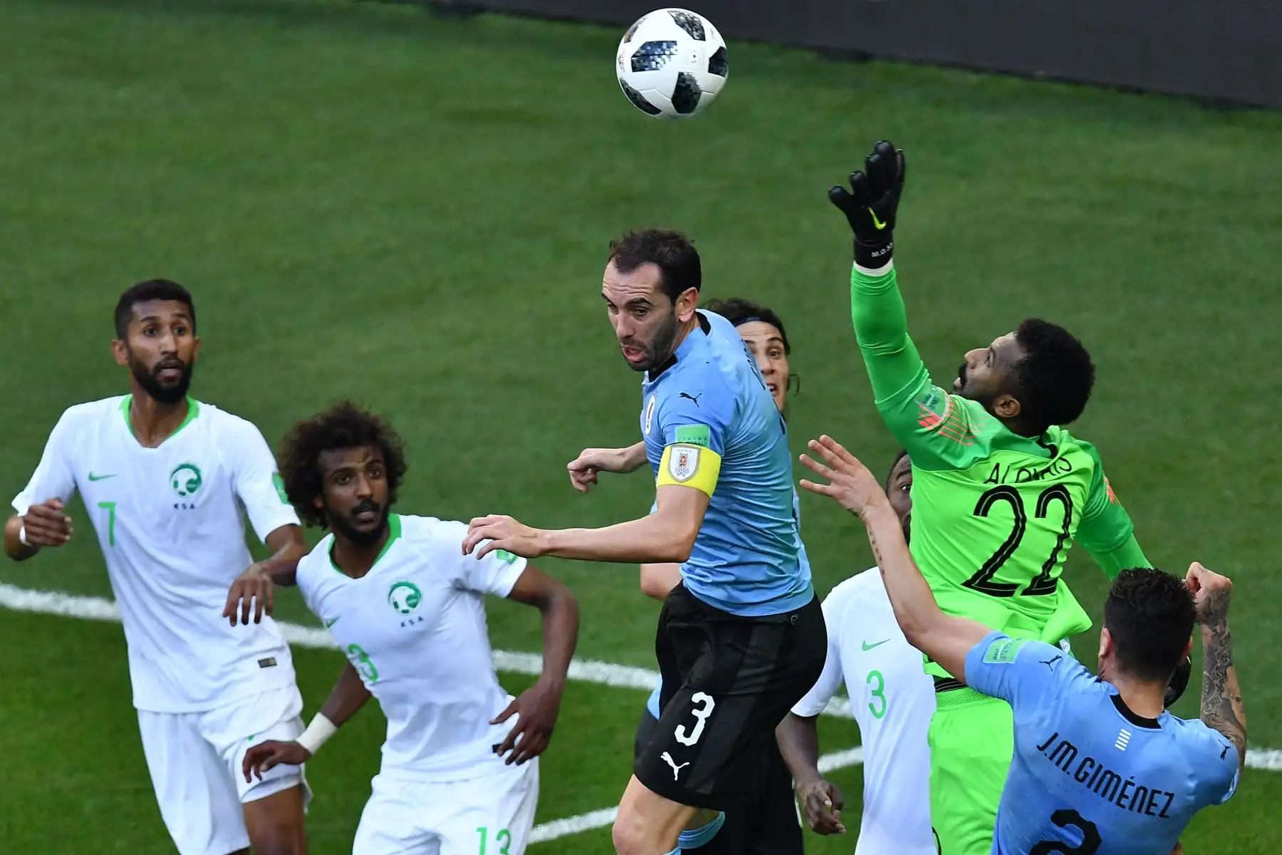 El arquero de Arabia Saudita, Mohammed Al-Owais, no puede detener un gol durante el partido de fútbol del Grupo A de la Copa Mundial Rusia 2018 entre Uruguay y Arabia Saudita en el Rostov Arena en Rostov-On-Don el 20 de junio de 2018. / AFP