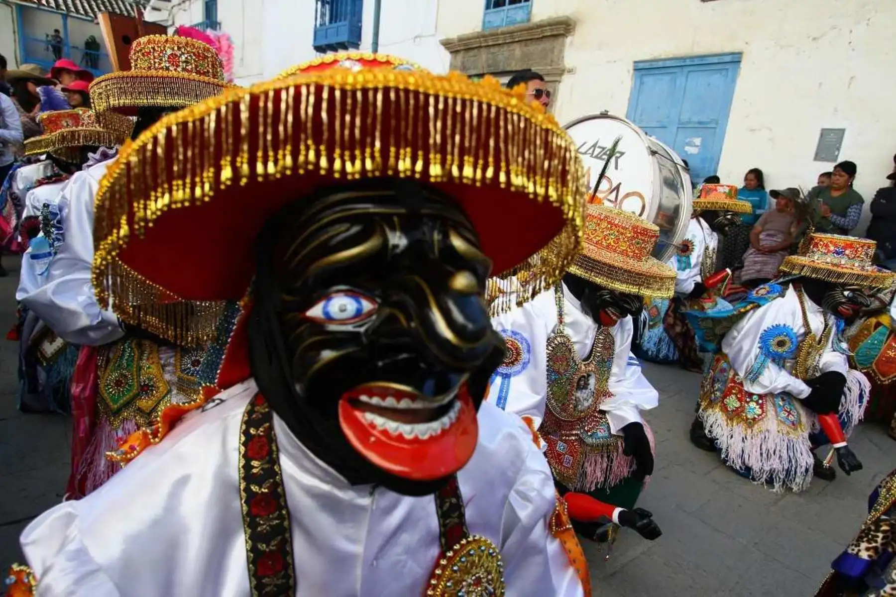 El Ministerio de Cultura declaró Patrimonio Cultural de la Nación a los conocimientos y las técnicas en la elaboración de las máscaras de Paucartambo, provincia de la región Cusco, en reconocimiento a la continuidad, valor social y cultural de las máscaras relacionadas a las danzas de la Festividad de la Virgen del Carmen de Paucartambo. Foto: Percy Hurtado