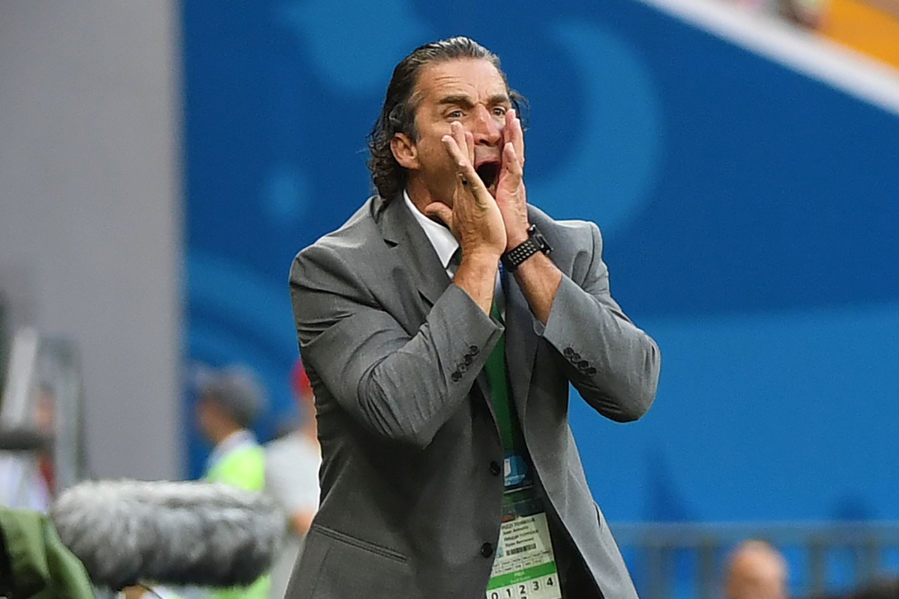 El entrenador de Arabia Saudita, Juan Antonio Pizzi, grita instrucciones desde la línea de banda durante el partido de fútbol de la Copa Mundial Rusia 2018 entre Uruguay y Arabia Saudita en el Rostov Arena de Rostov-On-Don el 20 de junio de 2018. / AFP