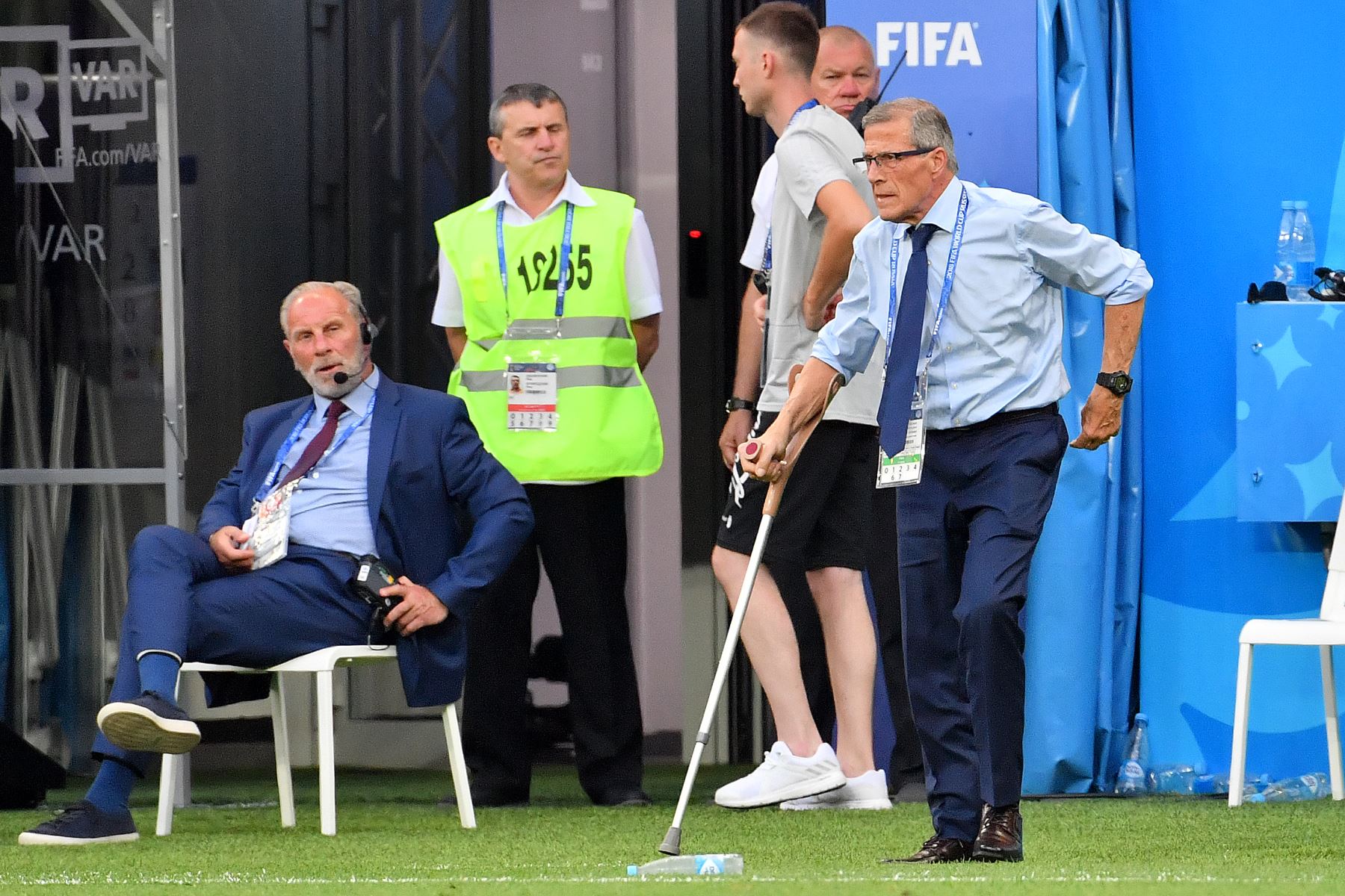 El entrenador uruguayo Oscar Washington Tabarez permanece en la banca durante el partido de fútbol del Grupo A de la Copa Mundial Rusia 2018 entre Uruguay y Arabia Saudita en el Rostov Arena en Rostov-On-Don el 20 de junio de 2018.
 / AFP