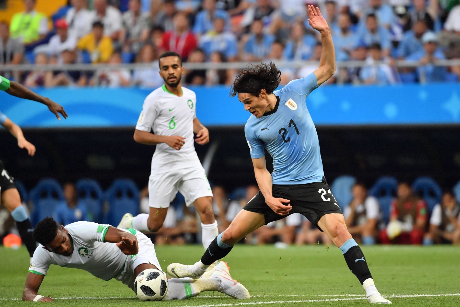 El delantero uruguayo Edinson Cavani (R) compite con el defensor de Arabia Saudita Ali Al-Bulaihi (L) durante el partido de fútbol del Grupo A de la Copa Mundial Rusia 2018 entre Uruguay y Arabia Saudita en el Rostov Arena en Rostov-On-Don el 20 de junio de 2018. / AFP