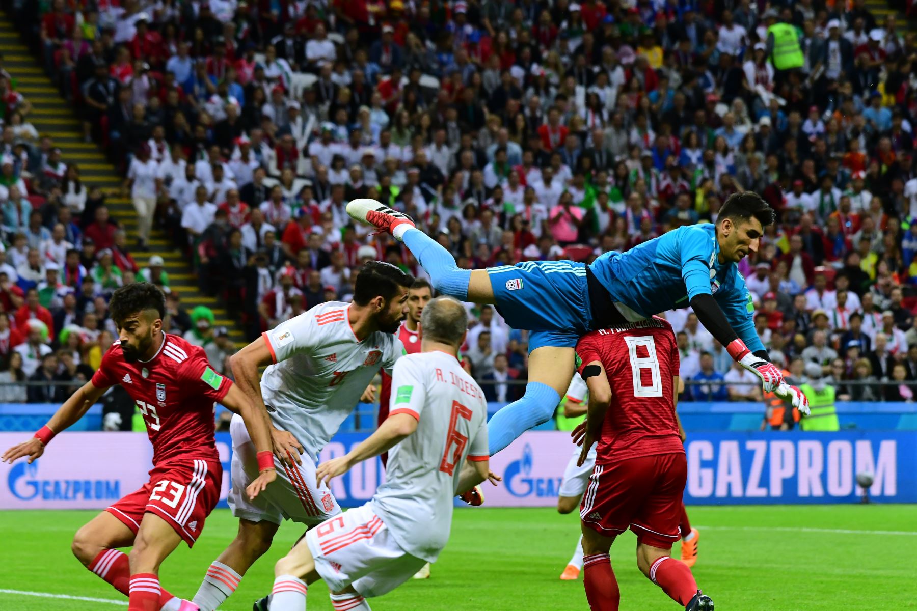 El arquero iraní Alireza Beiranvand golpea el balón durante el partido de fútbol del Grupo B Rusia 2018 entre Irán y España. Foto: AFP
