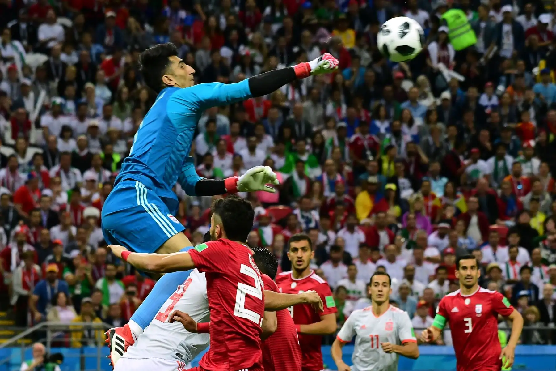 El arquero iraní Alireza Beiranvand golpea el balón durante el partido de fútbol del Grupo B Rusia 2018 entre Irán y España en el Kazan Arena de Kazán el 20 de junio de 2018. Foto: AFP