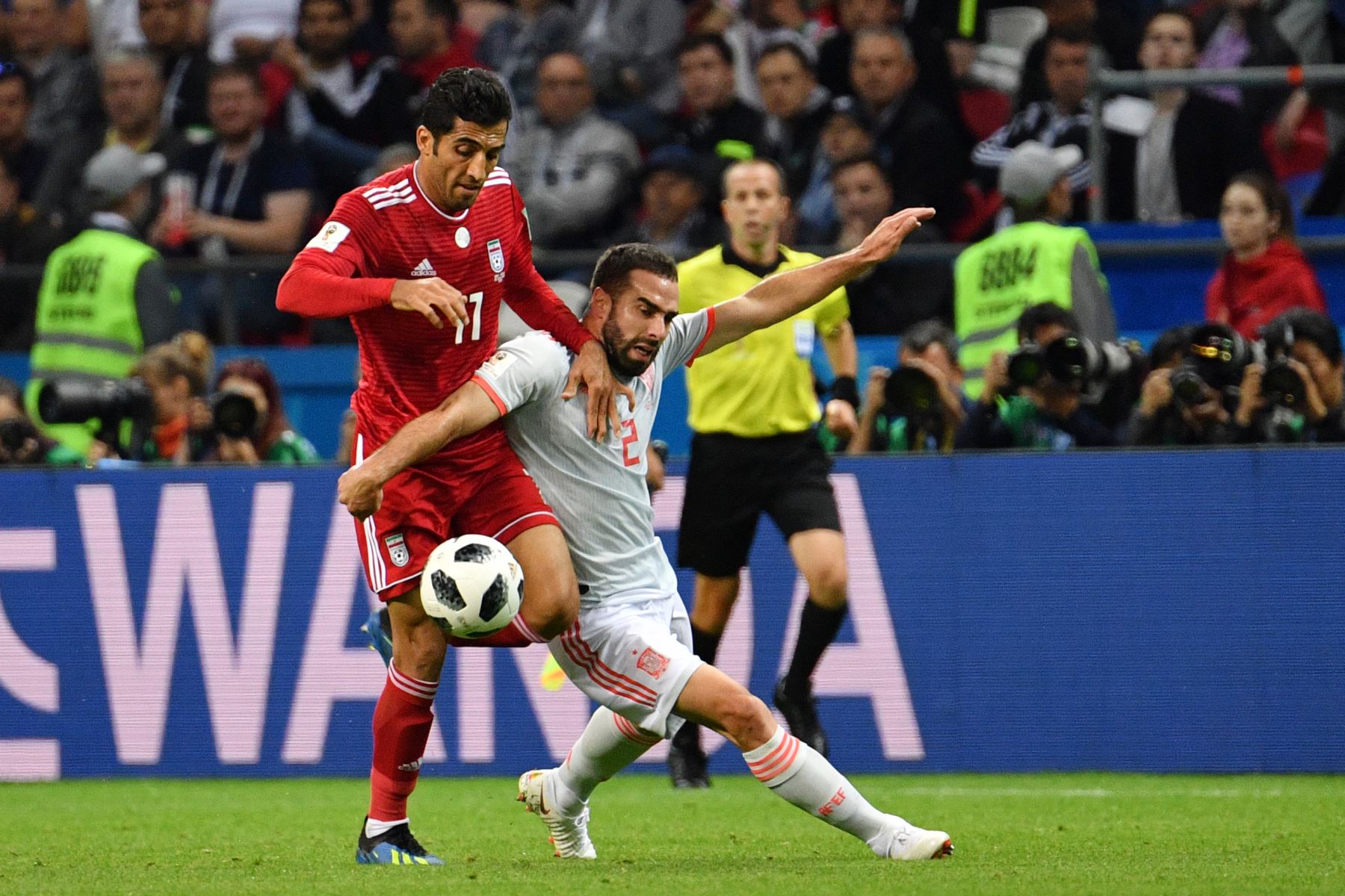 Vahid Amiri (L) compite por el balón con el defensa español Dani Carvajal durante el partido de fútbol del Grupo B de la Copa Mundial Rusia 2018 entre Irán y España.  AFP
