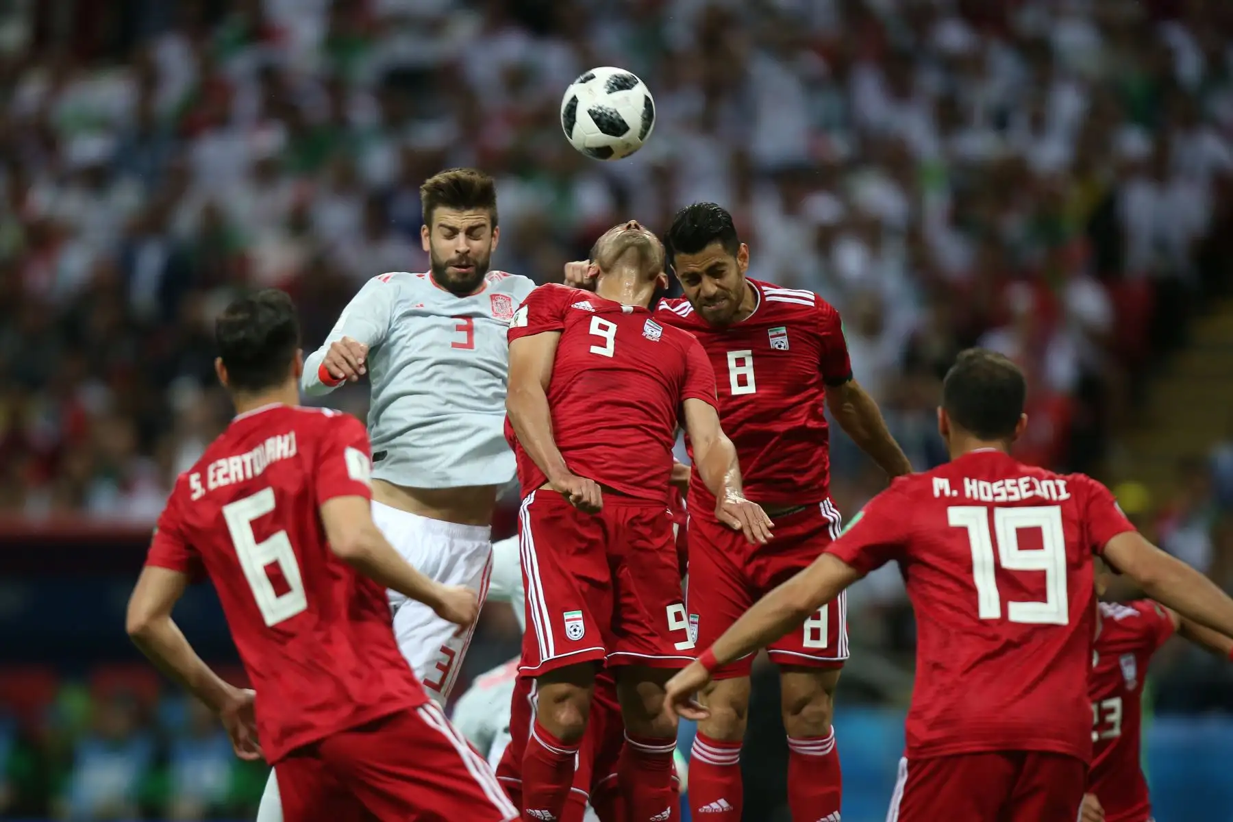 El defensor español Gerard Piqué compite por el balón con el centrocampista iraní Omid Ebrahimi y el defensor Morteza Pouraliganji durante el partido de fútbol Rusia B 2012 Grupo B entre Irán y España. AFP