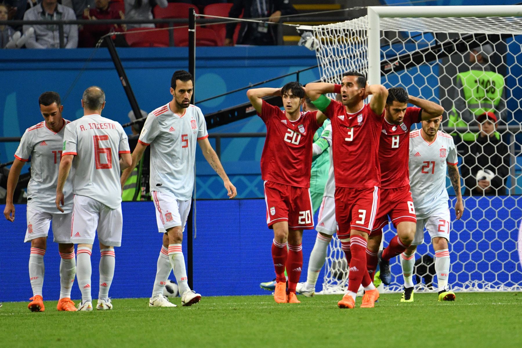 Los jugadores de Irán reaccionan después de conceder un gol durante el partido de fútbol del Grupo B Rusia 2018 entre Irán y España. / AFP