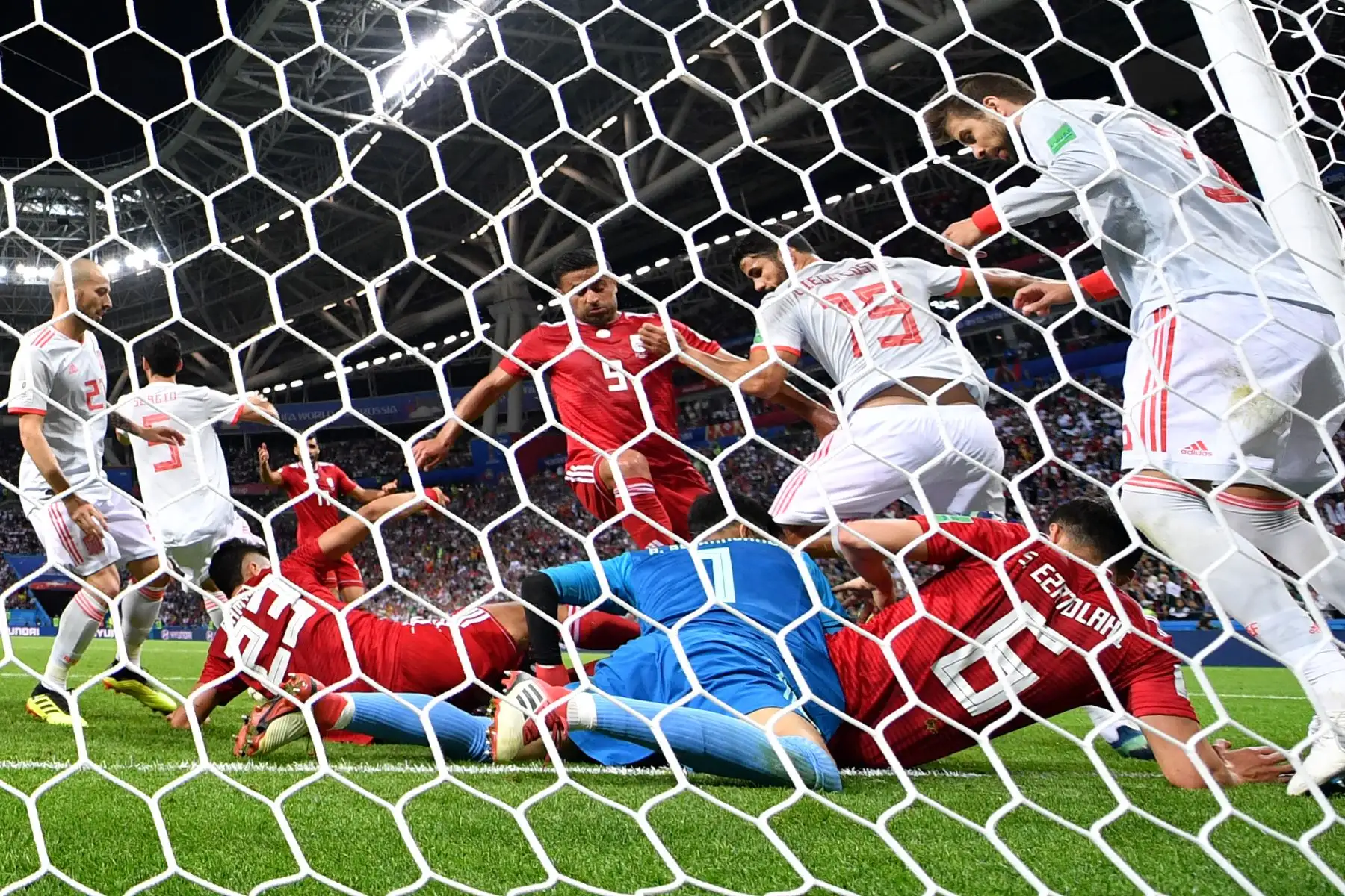 Los jugadores compiten por el balón suelto durante el partido de fútbol del Grupo B de la Copa Mundial Rusia 2018 entre Irán y España en el Kazan Arena en Kazán el 20 de junio de 2018. / AFP