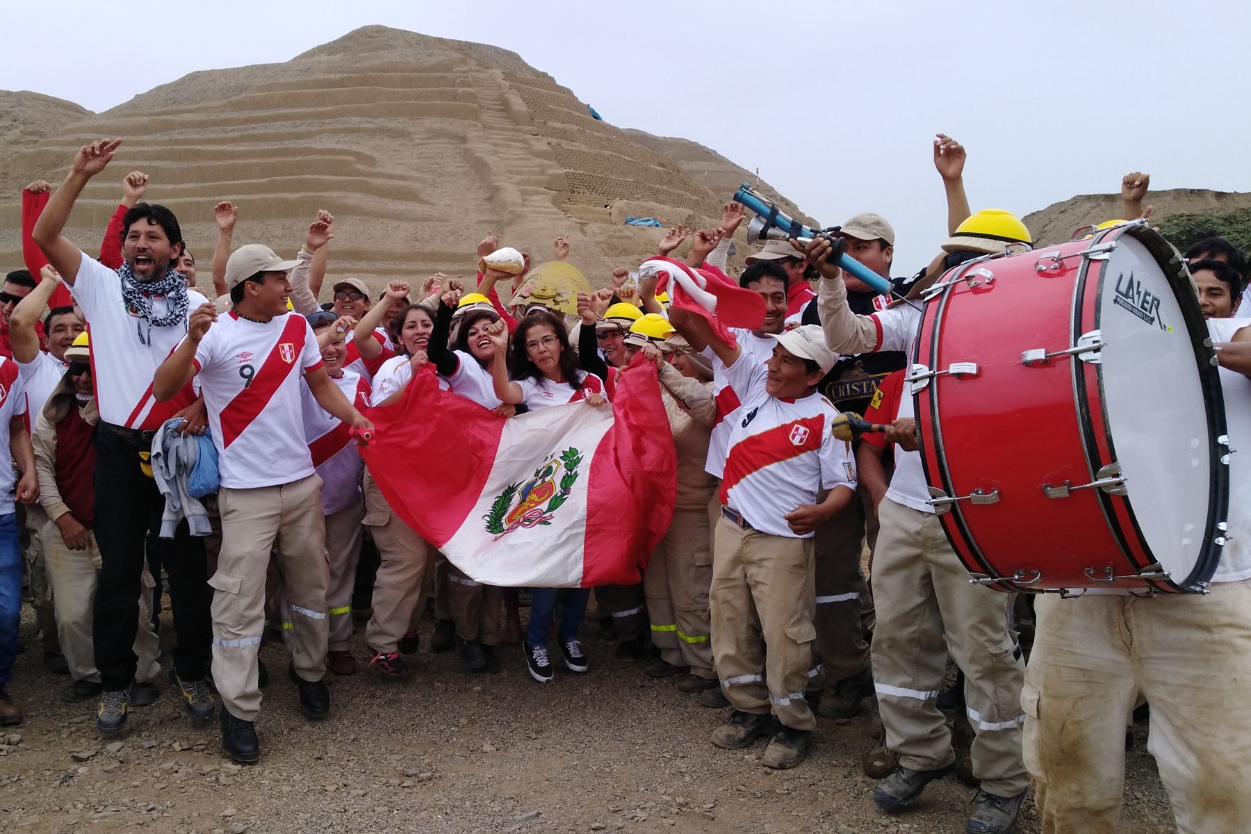 Trujillanos alientan a la selección peruana desde Chan Chan. ANDINA/Luis Puell