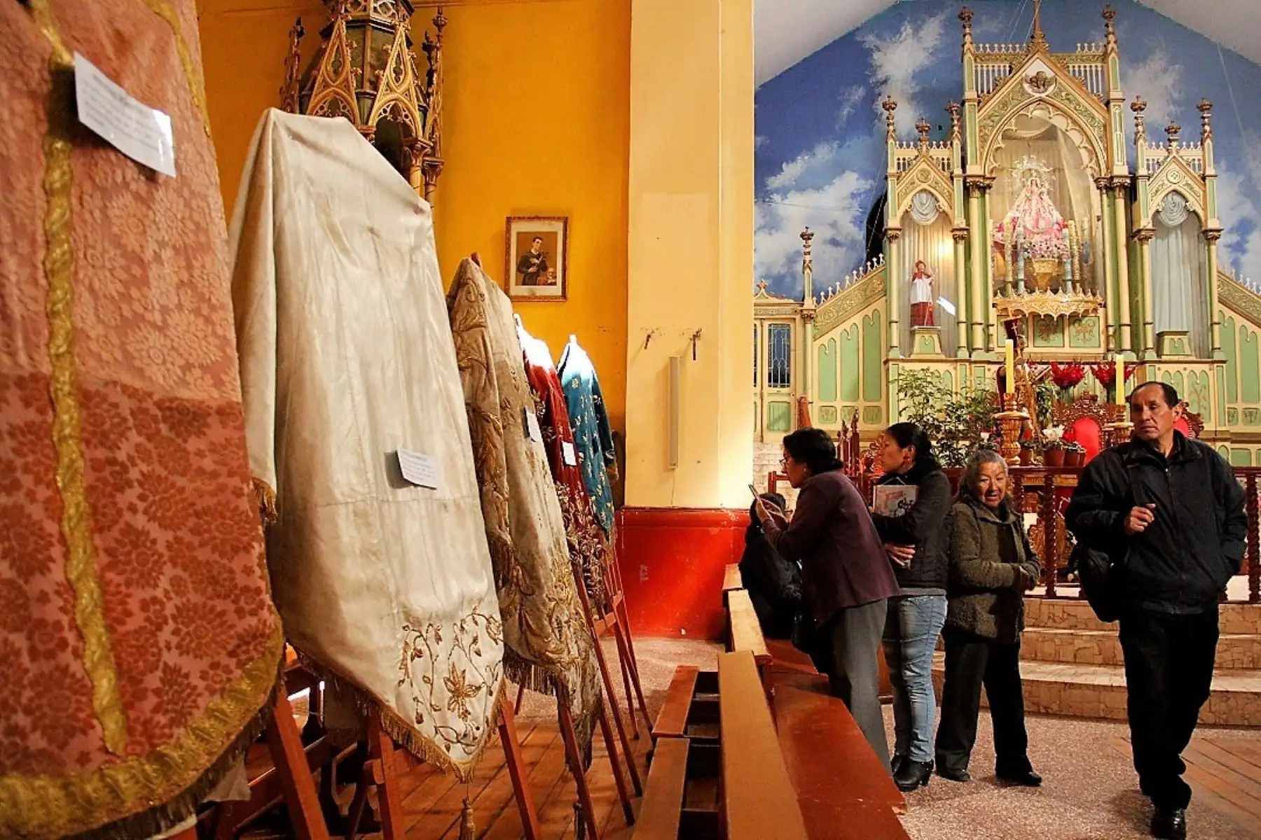 Exhiben más de 100 mantos de la Virgen de la Candelaria en la ciudad de Puno. ANDINA