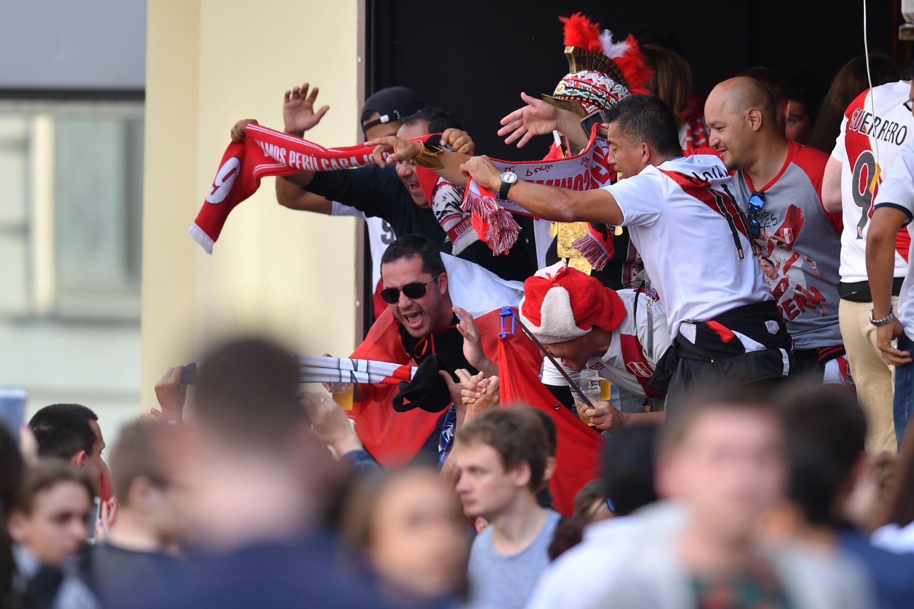 Los fanáticos peruanos aplauden en un bar de deportes en Ekaterinburg, el 20 de junio de 2018 en la víspera del partido entre Francia y Perú como parte del torneo de fútbol de la Copa Mundial Rusia 2018. / AFP