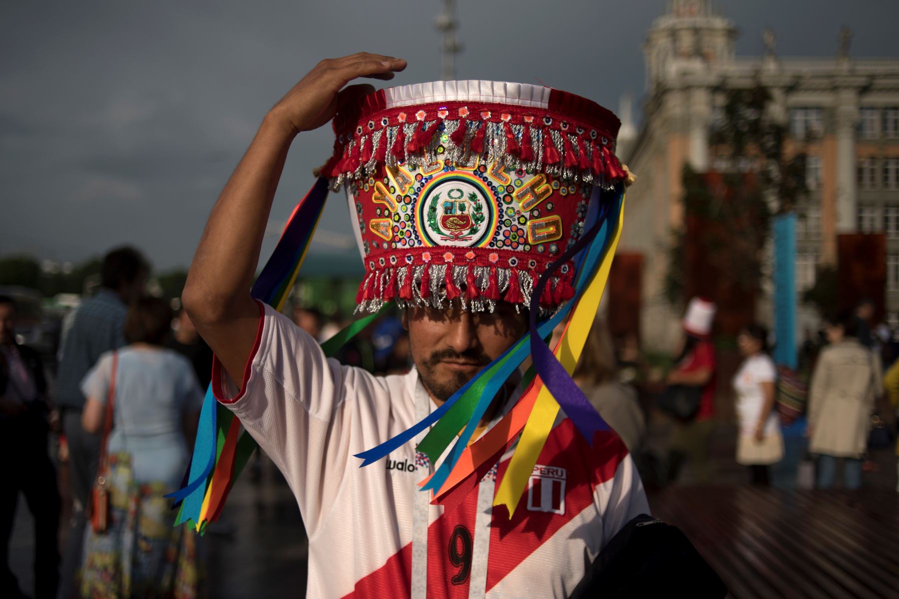 Un fanático peruano sostiene un sombrero tradicional de danzantes de  tijeras en Ekaterimburgo el 20 de junio de 2018 en la víspera del partido entre Francia y Perú, durante el torneo de fútbol de la Copa Mundial Rusia 2018. / AFP PHOTO / JORGE GUERRERO