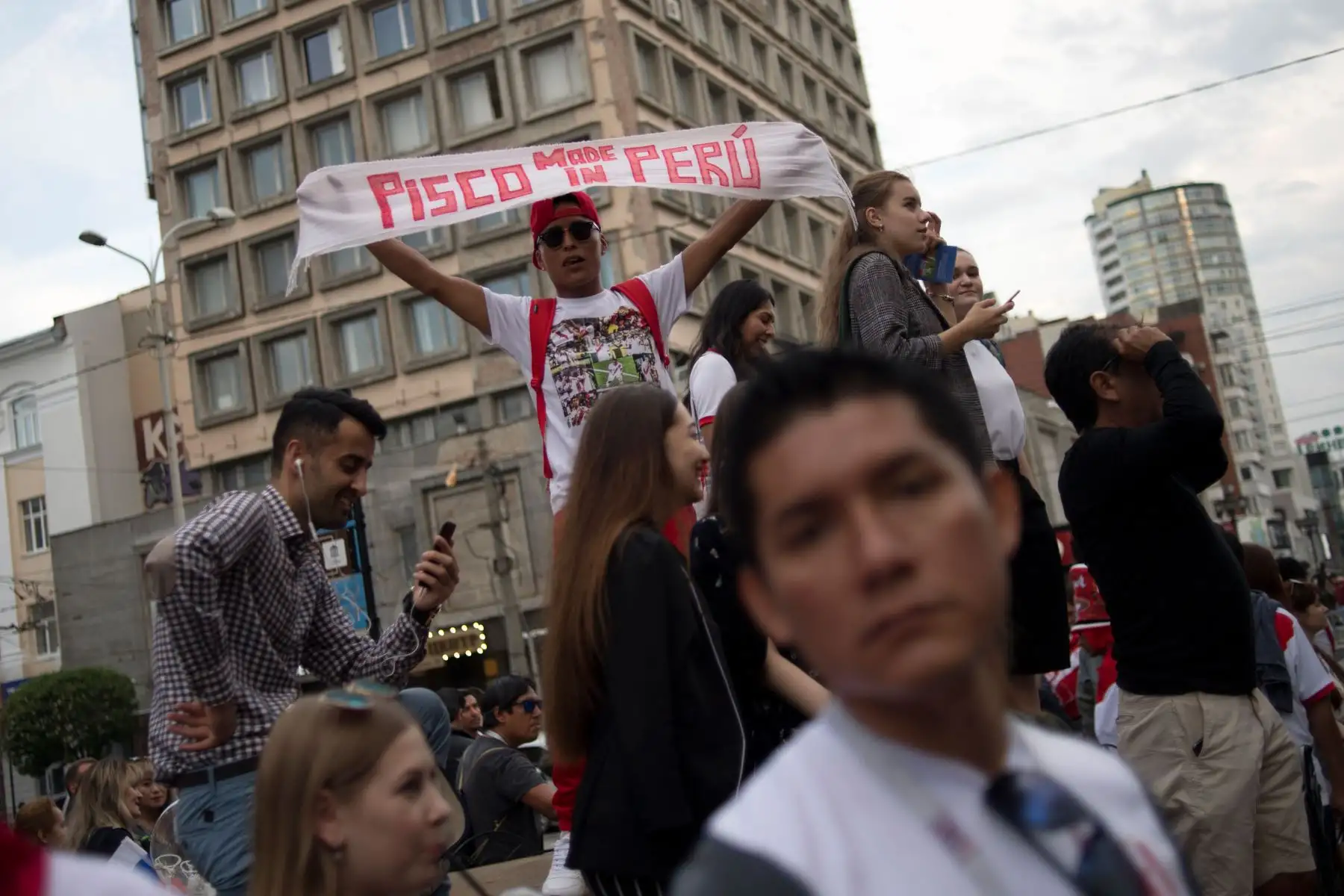 Un seguidor peruano sostiene un pañuelo en Ekaterinburg el 20 de junio de 2018 en la víspera del partido entre Francia y Perú, durante el torneo de fútbol de la Copa Mundial Rusia 2018. / AFP
