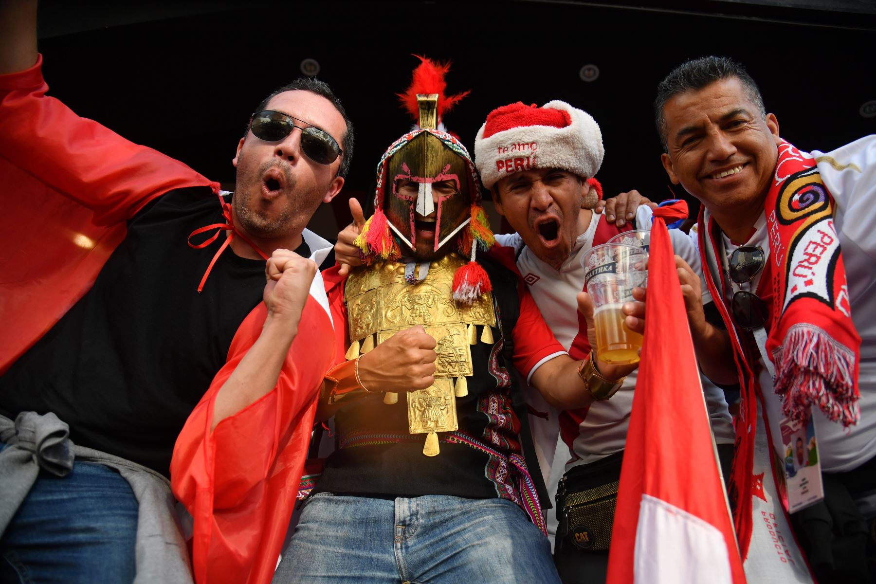Los fanáticos peruanos posan en Ekaterimburgo el 20 de junio de 2018 en la víspera del partido entre Francia y Perú, durante el torneo de fútbol de la Copa Mundial Rusia 2018. / AFP