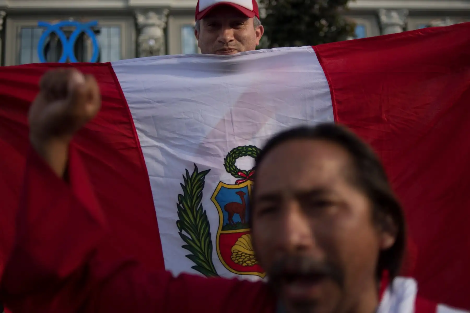 Los fanáticos peruanos alientan a su selección en  Ekaterinburg el 20 de junio de 2018 en la víspera del partido entre Francia y Perú, durante el torneo de fútbol de la Copa Mundial Rusia 2018. / AFP PHOTO / JORGE GUERRERO