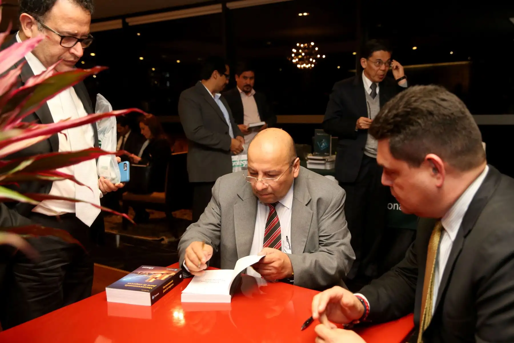 En El Club de la Banca presentan libro de Kurt Burneo y Edmundo Lizarzaburo "Finanzas Para Economias Emergentes". Foto: ANDINA/Dante Zegarra.