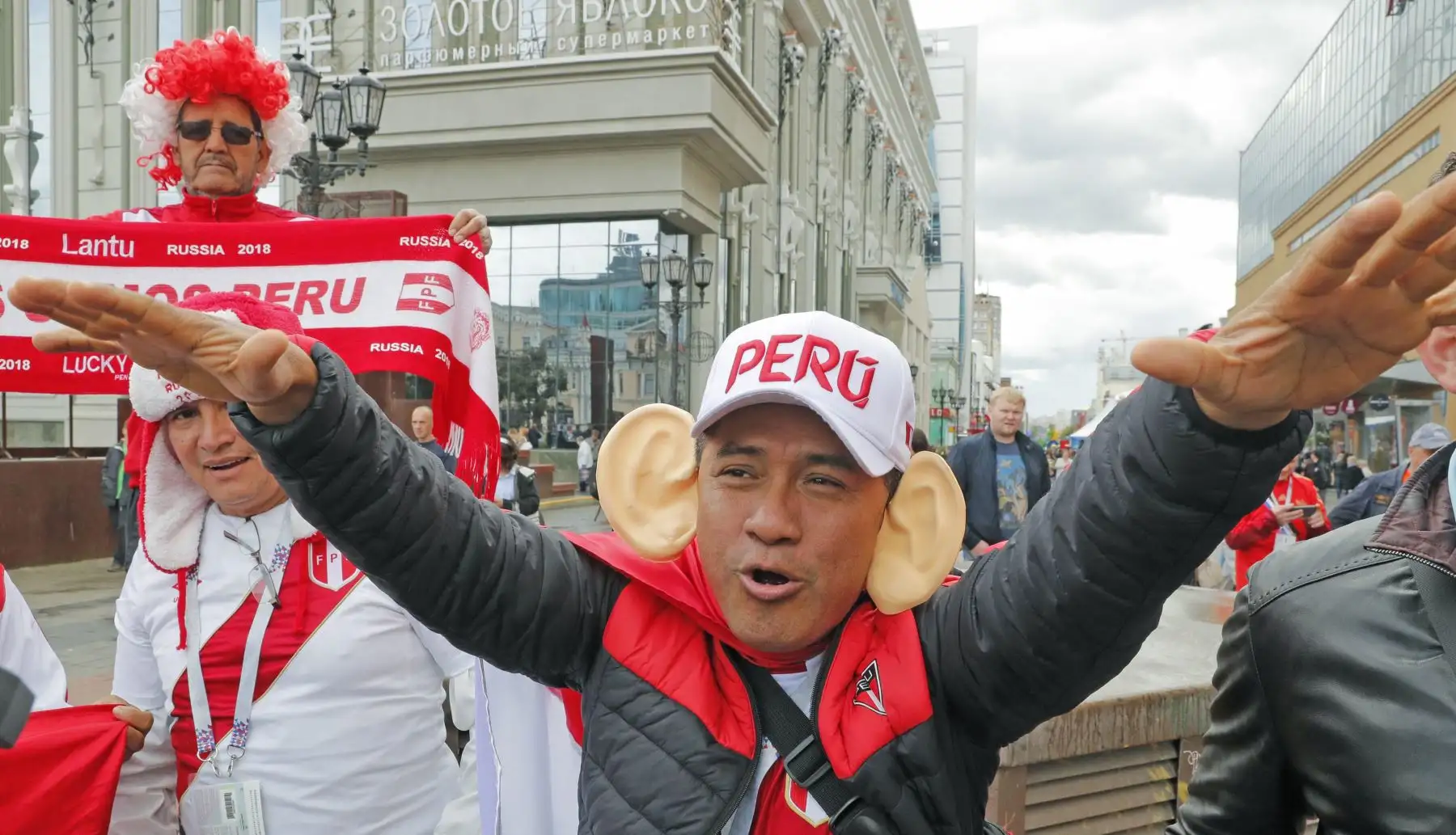 Aficionados peruanos animan a su selección en el centro de Ekaterimburgo, horas antes de que comience el partido del Grupo C del Mundial de Rusia 2018 entre Francia y Per˙ en el estadio Ekaterinburgo Arena, en Ekaterimburgo, Rusia, hoy, 21 de junio de 2018. Foto: EFE