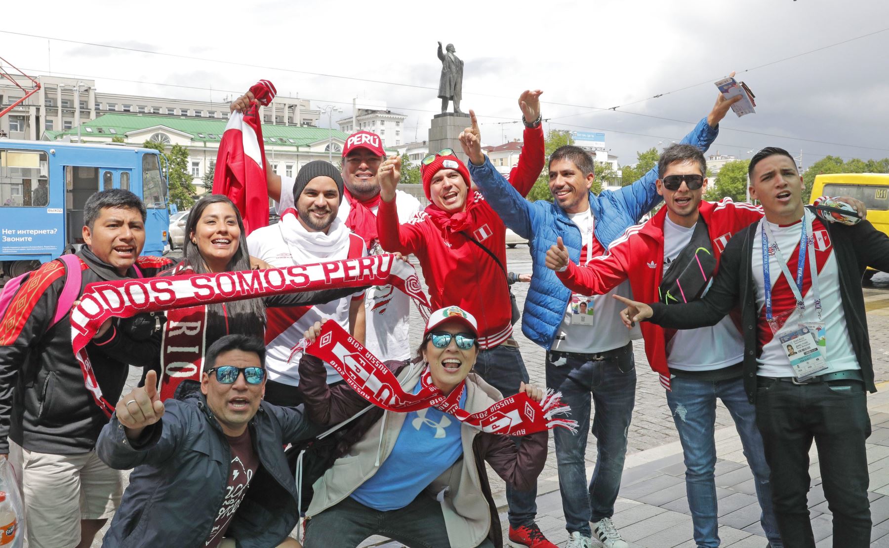 Aficionados peruanos animan a su selecciÛn en el centro de Ekaterimburgo, horas antes de que comience el partido del Grupo C del Mundial de Rusia 2018 entre Francia y Perú en el estadio Ekaterinburgo Arena, en Ekaterimburgo, Rusia, hoy, 21 de junio de 2018. Foto: EFE