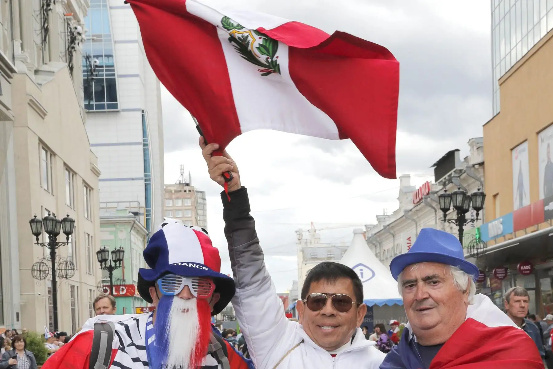 Aficionados peruanos y franceses se dan cita en el centro de Ekaterimburgo, horas antes de que comience el partido del Grupo C del Mundial de Rusia 2018 entre Francia y Perú en el estadio Ekaterinburgo Arena, en Ekaterimburgo, Rusi. Foto: EFE
