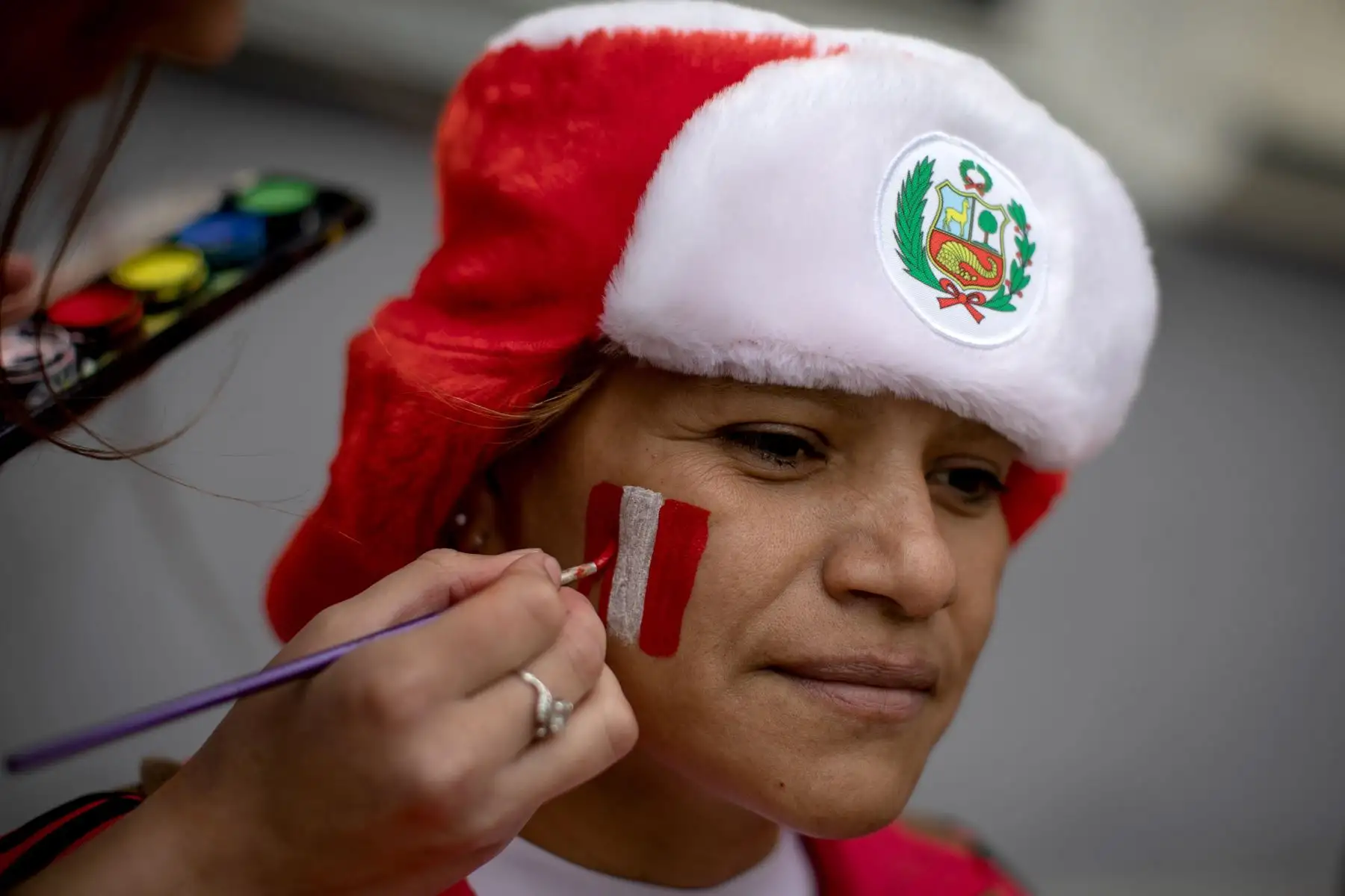 Una hincha de Peruano tiene pintada la bandera nacional en Ekaterinburg, una de las ciudades anfitrionas de la Copa Mundial de la FIFA 2018. Foto:EFE
