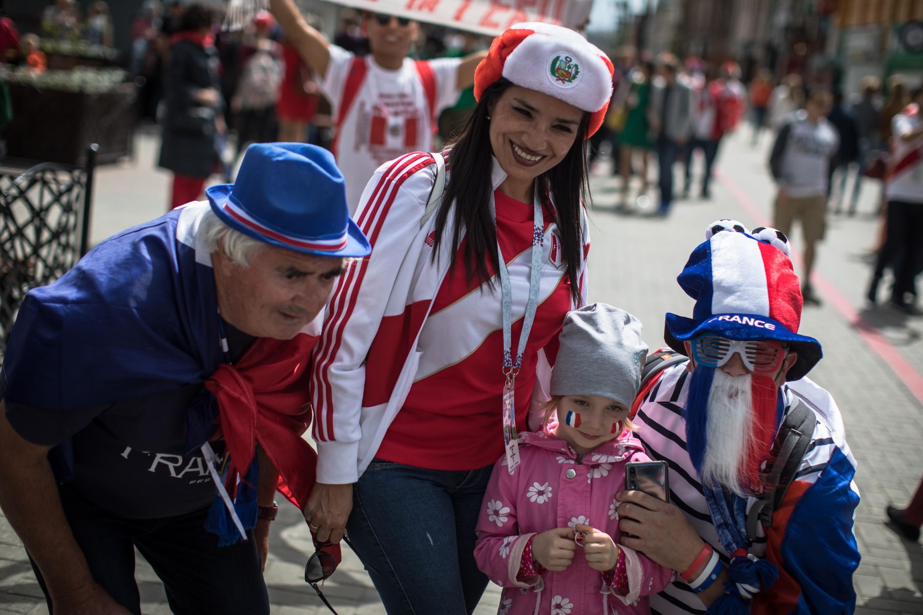 Los fanáticos de Perú y Francia posan juntos para fotos en Ekaterinburg, una de las ciudades anfitrionas de la Copa Mundial de la FIFA 2018, Rusia, 21 de junio de 2018. Perú enfrentará a Francia en el partido de la Copa Mundial de la FIFA 2018. Foto: EFE