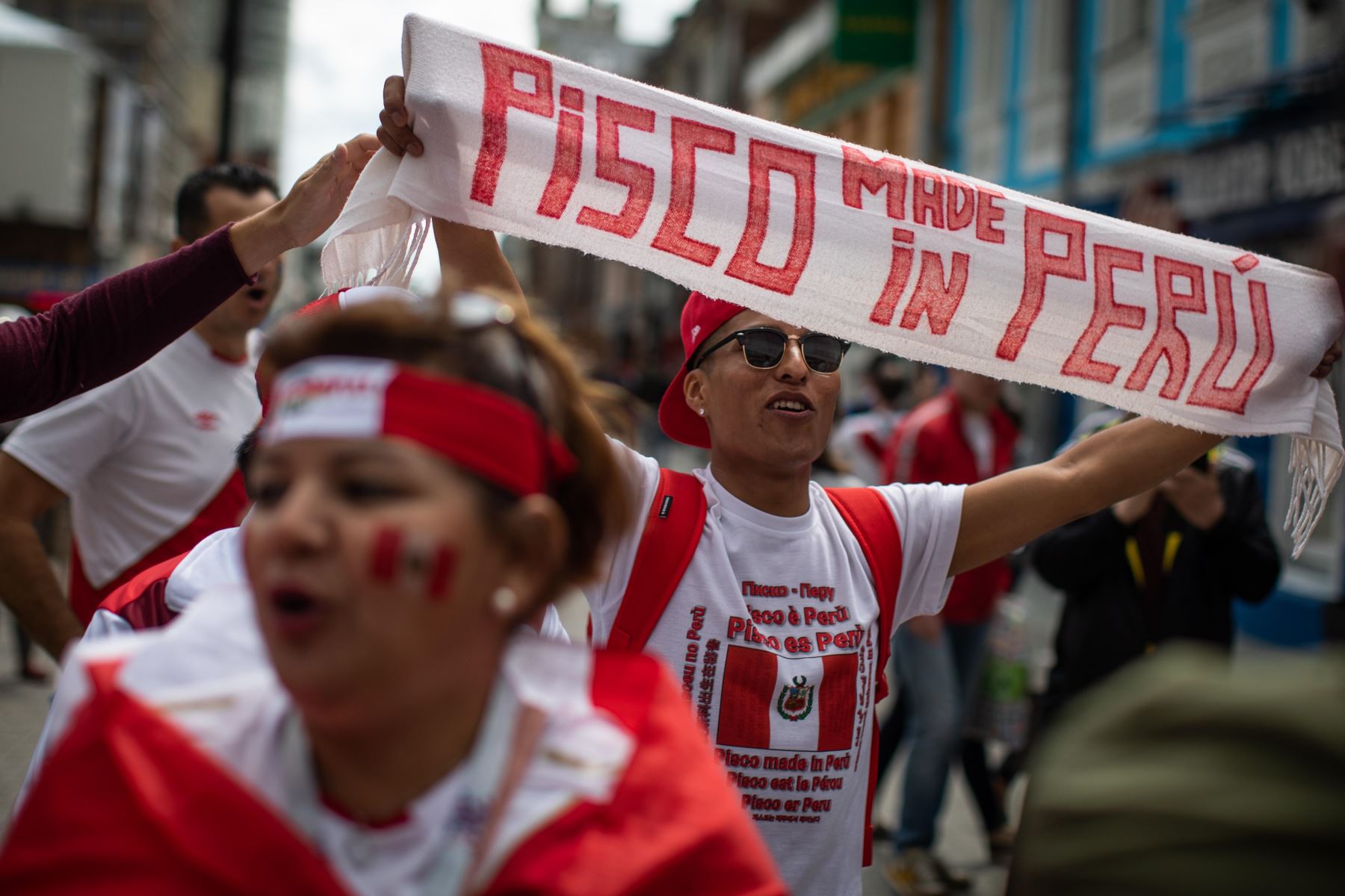 Los fanáticos de Peruanos cantan y caminan en la calle en Ekaterinburg, una de las ciudades sede de la Copa Mundial de la FIFA 2018, Rusia, el 21 de junio de 2018. Perú enfrentará a Francia en el partido de la Copa Mundial de la FIFA 2018. Foto: EFE