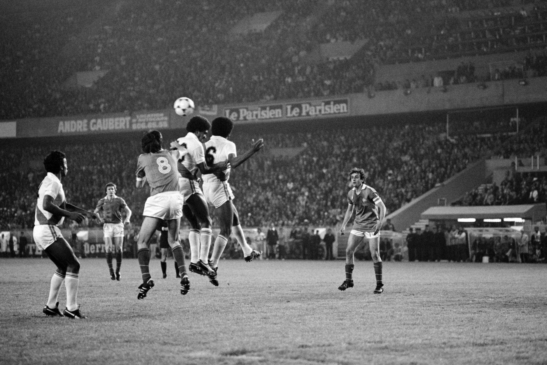 El jugador francés Michel Platini (R) mira el balón durante el partido amistoso Francia-Perú en el estadio Parc des Princes en París el 28 de abril de 1982. / AFP