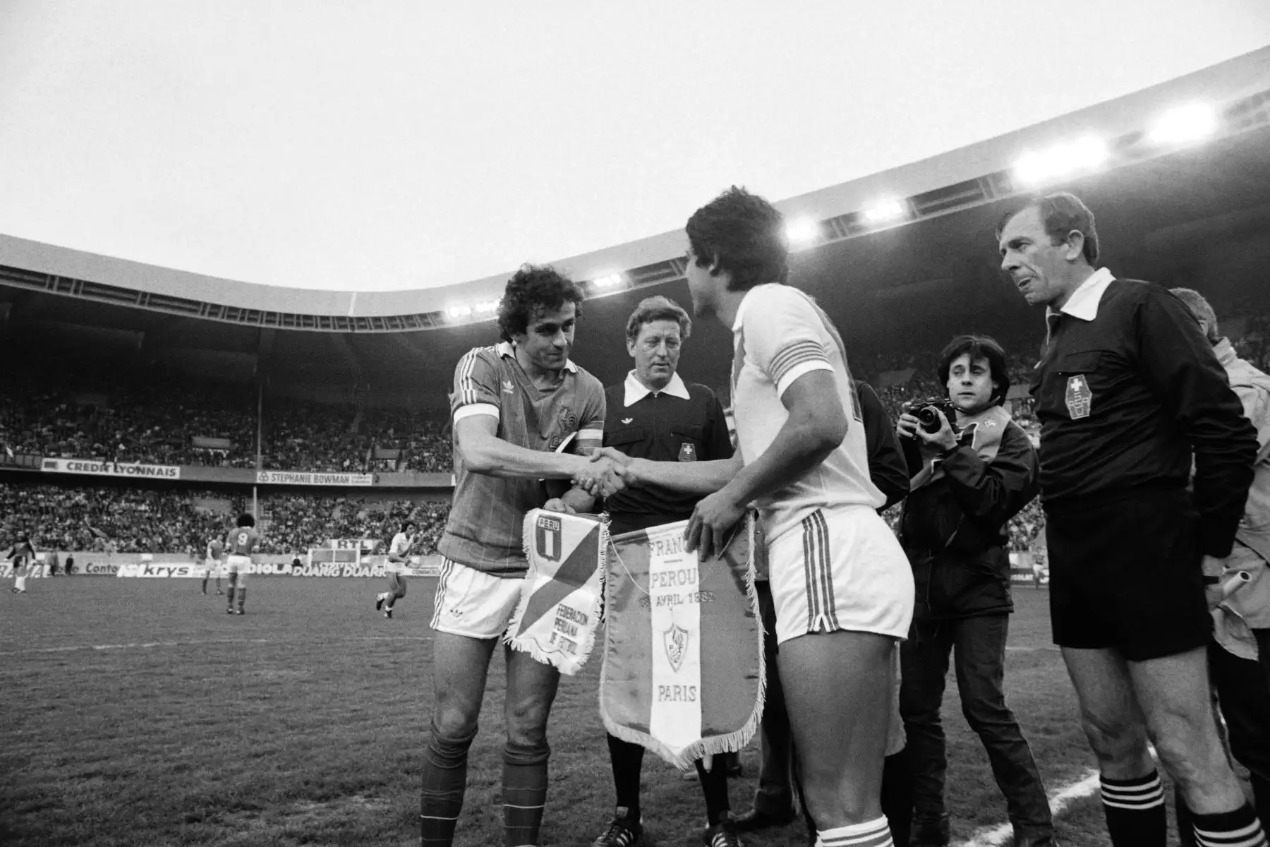 El jugador francés Michel Platini (L) le da la mano a un Al capitán de la selección peruana Ruben Toribio Diaz  durante el partido amistoso Francia-Perú en el estadio Parc des Princes en París el 28 de abril de 1982.
Georges BENDRIHEM / AFP