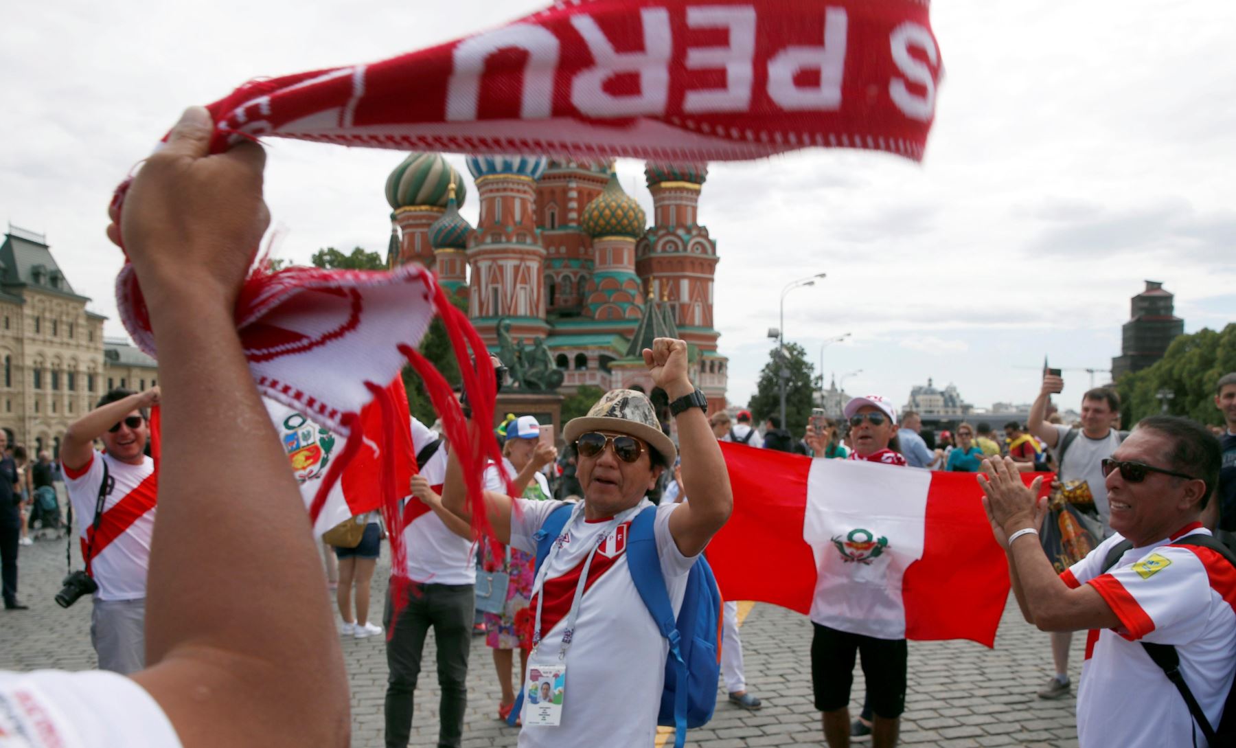 Aficionados peruanos y franceses se dan cita en la Plaza Roja de Moscú, horas antes de que comience el partido del Grupo C del Mundial de Rusia 2018 entre Francia y Perú que se disputar· en el estadio Ekaterimburgo Arena, en la localidad de Ekaterimburgo, hoy, 21 de junio de 2018. EFE
