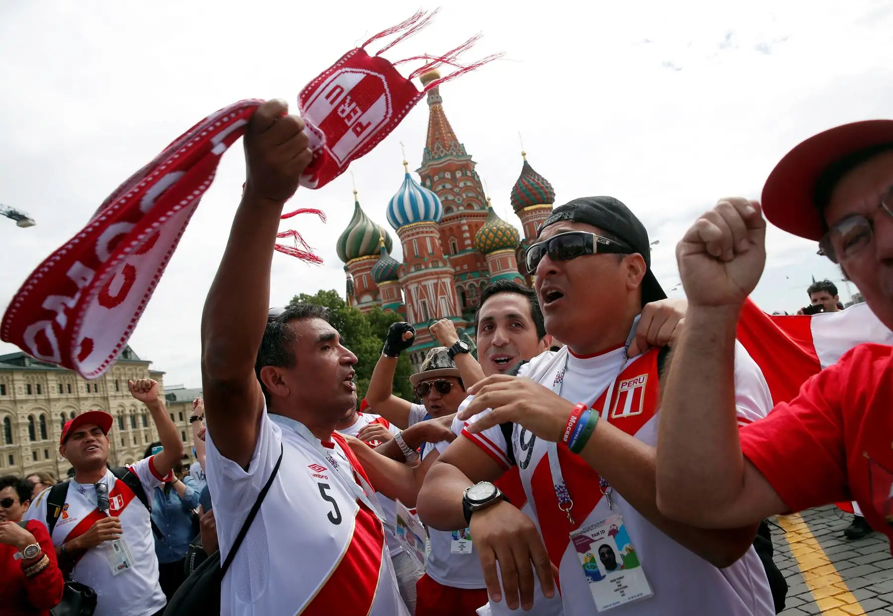 Aficionados peruanos y franceses se dan cita en la Plaza Roja de Moscú, horas antes de que comience el partido del Grupo C del Mundial de Rusia 2018 entre Francia y Perú que se disputar· en el estadio Ekaterimburgo Arena, en la localidad de Ekaterimburgo, hoy, 21 de junio de 2018. EFE