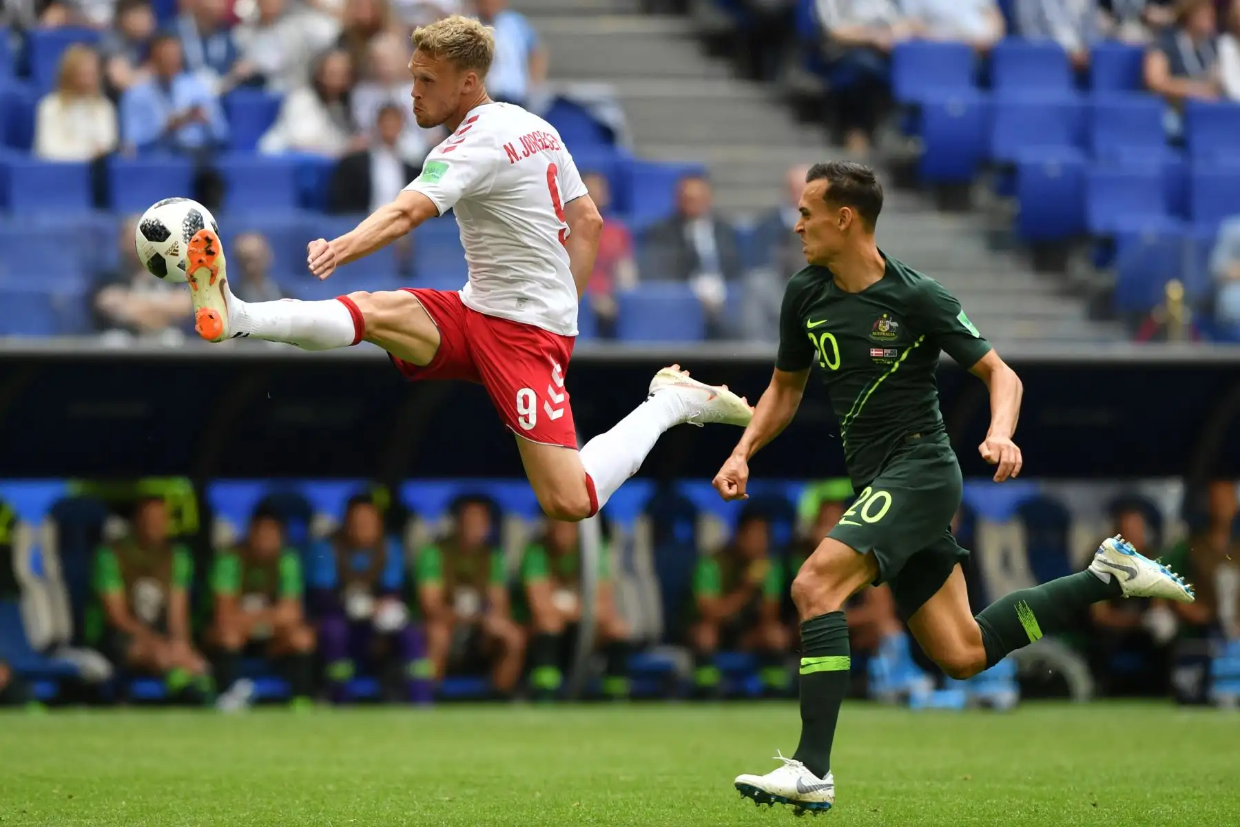 El delantero danés Nicolai Jorgensen (izq.) Salta para controlar una pelota larga en el área durante el partido de fútbol del Grupo C de la Copa Rusia 2018 entre Dinamarca y Australia en el Samara Arena en Samara el 21 de junio de 2018. / AFP