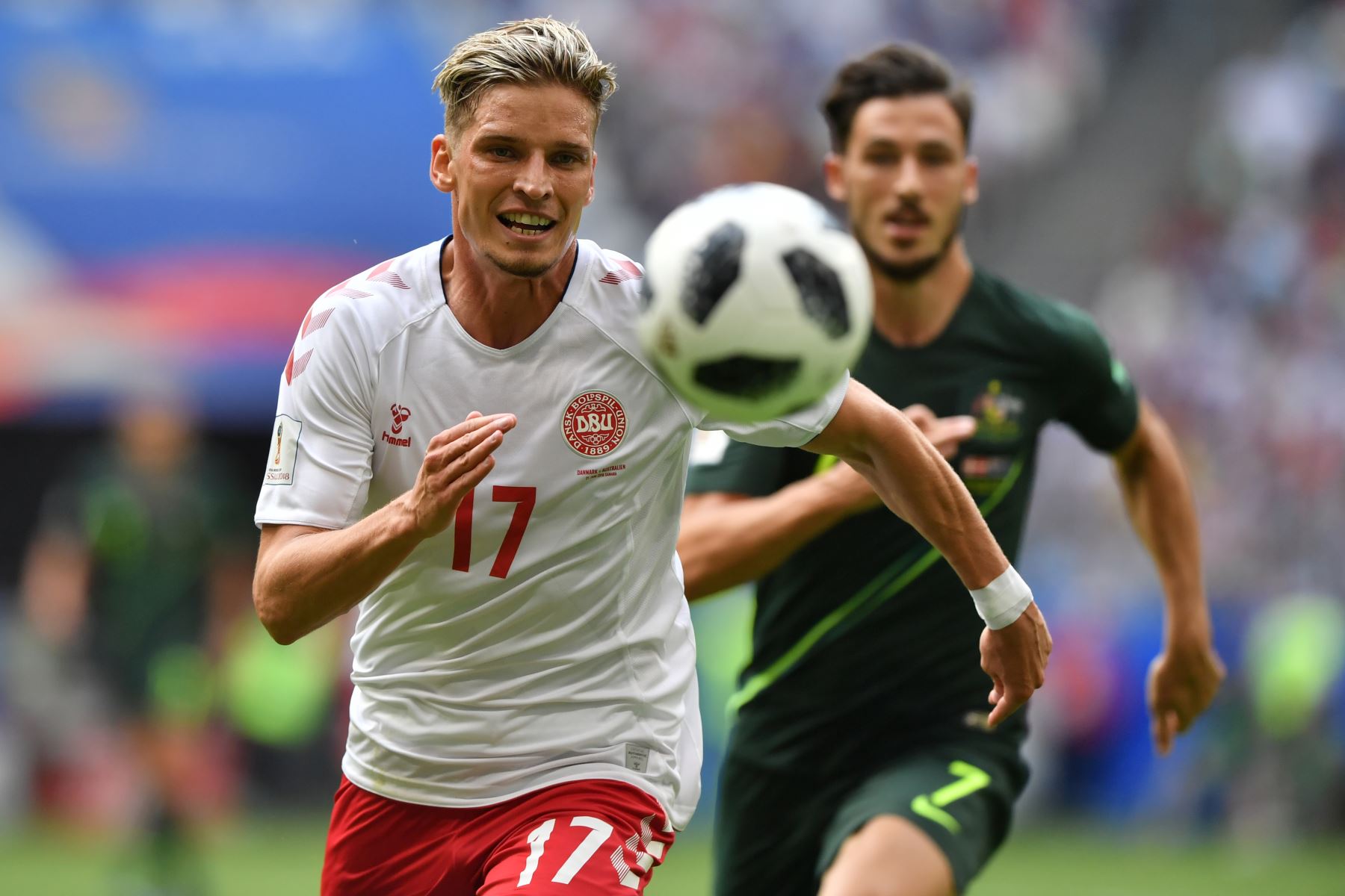El defensa danés Jens Stryger Larsen (L) persigue el balón durante el partido de fútbol del Grupo C de la Copa Mundial Rusia 2018 entre Dinamarca y Australia en el Samara Arena en Samara el 21 de junio de 2018. / AFP