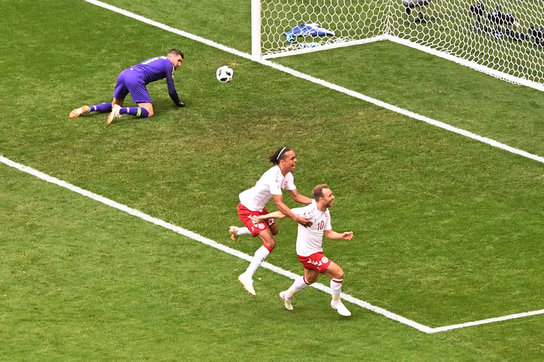 El centrocampista danés Christian Eriksen (R) celebra después de anotar el gol de apertura durante el partido de fútbol del Grupo C de la Copa Mundial Rusia 2018 entre Dinamarca y Australia en el Samara Arena en Samara el 21 de junio de 2018. / AFP