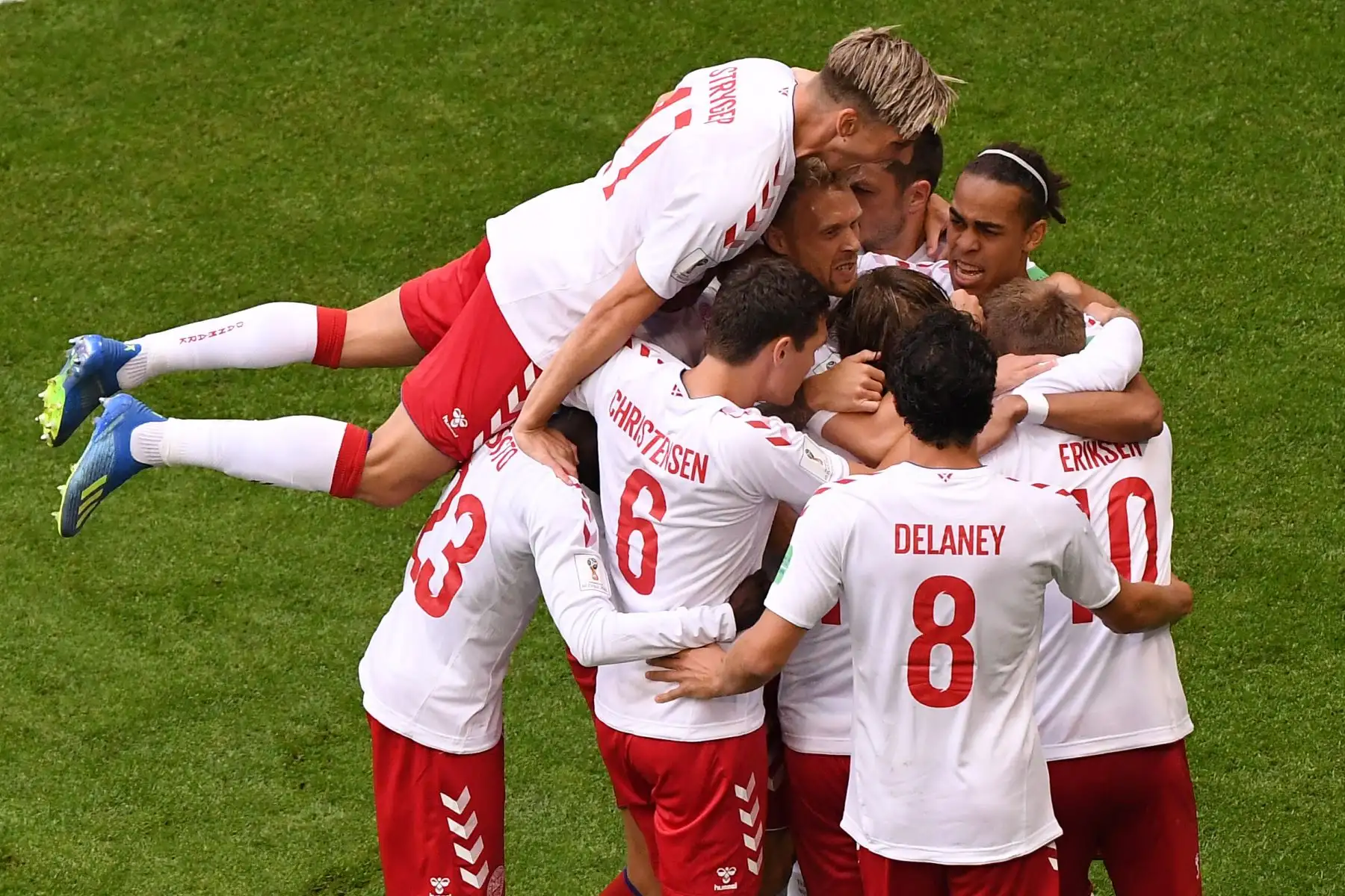 El mediocampista de Dinamarca Christian Eriksen (R) celebra con sus compañeros después de anotar un gol durante el partido de fútbol del Grupo C de la Copa Rusia 2018 entre Dinamarca y Australia en el Samara Arena en Samara el 21 de junio de 2018. / AFP