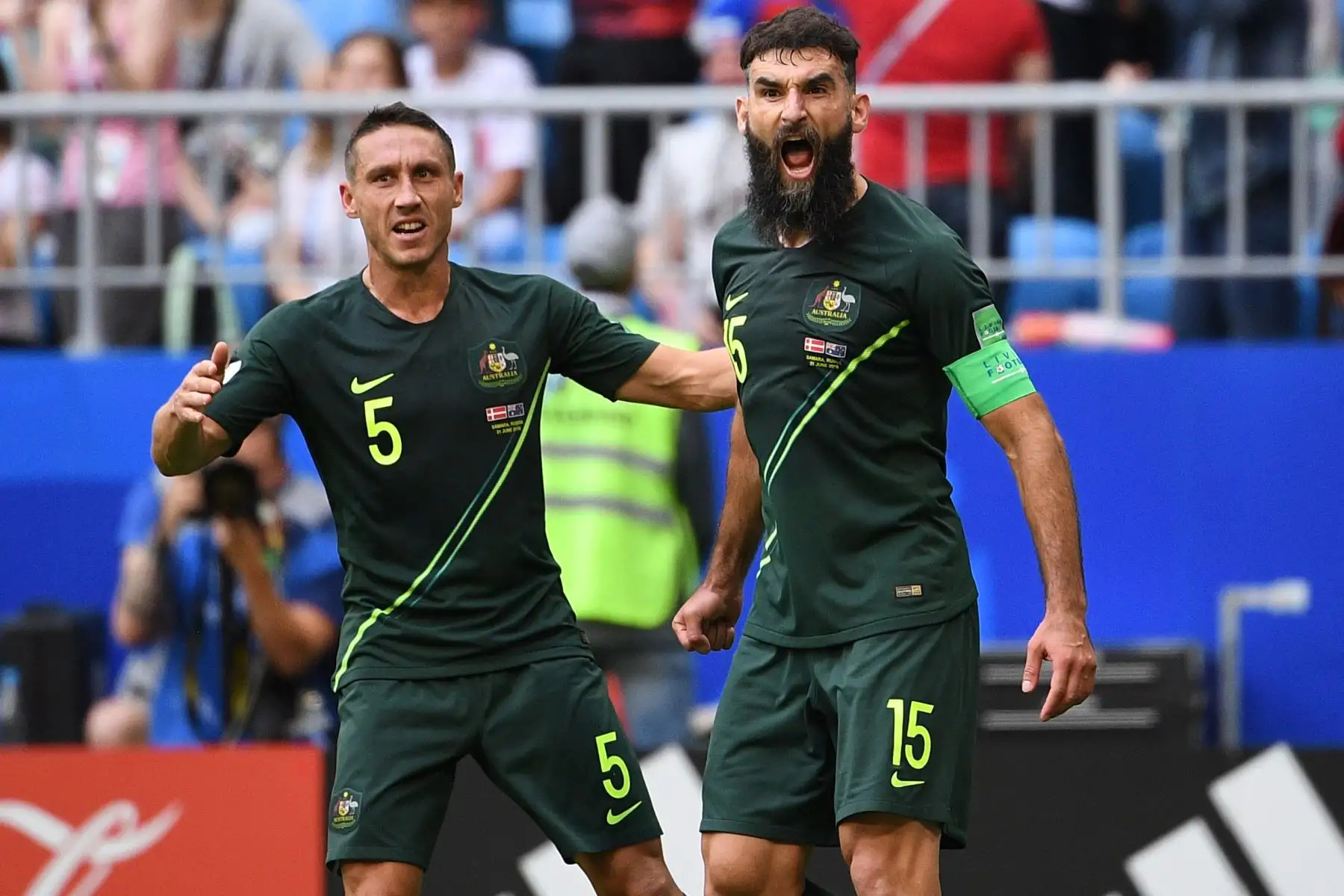 El centrocampista australiano Mile Jedinak (R) celebra anotar desde el punto de penalti para el primer gol de Australia igualar 1-1 con el defensa australiano Mark Milligan (L) durante el partido de fútbol del Grupo C de la Copa Mundial Rusia 2018 entre Dinamarca y Australia en el Samara Arena de Samara el 21 de junio de 2018. / AFP